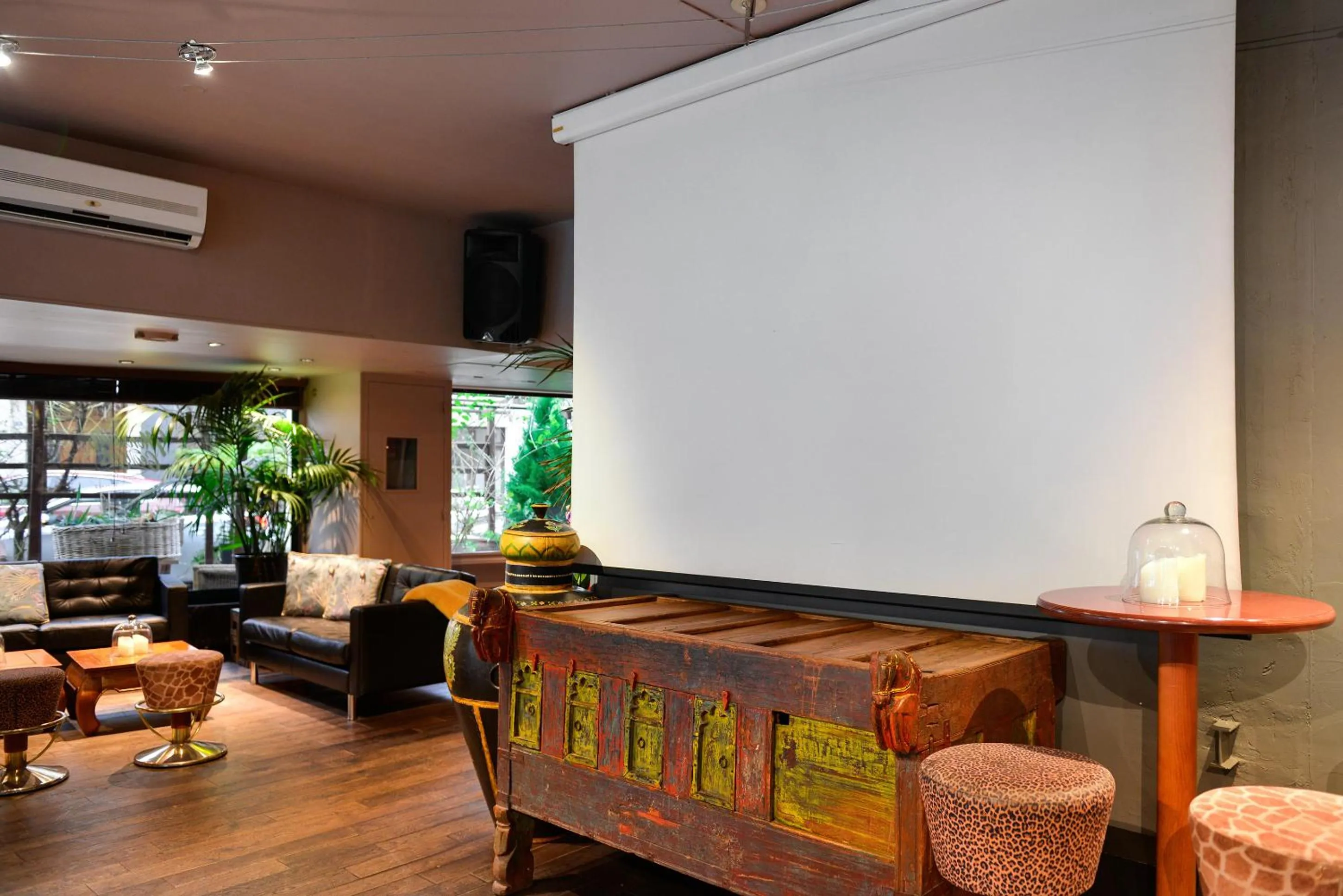 Evening entertainment in Logis Hôtels Le Saint Georges