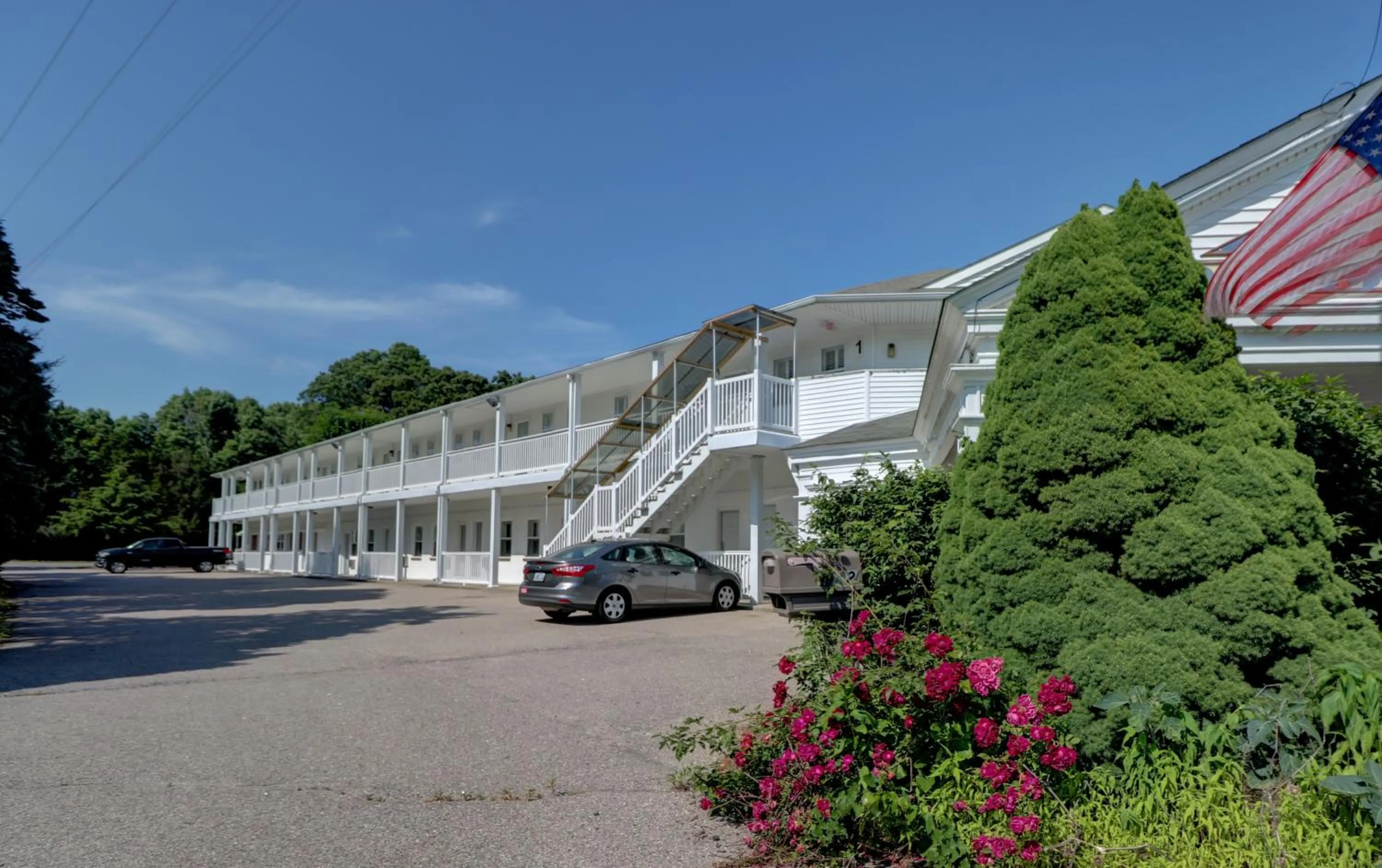 Property building in Hamilton Village Inn