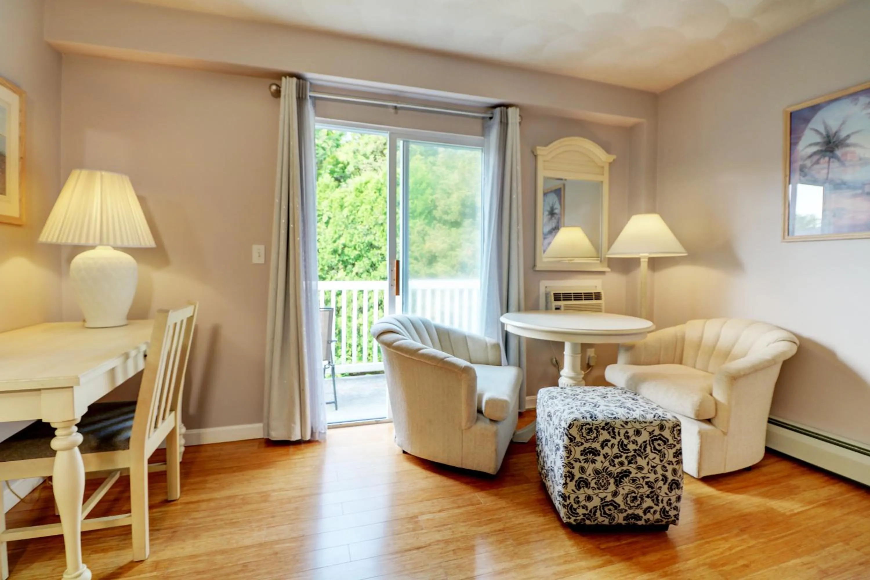 Living room in Hamilton Village Inn