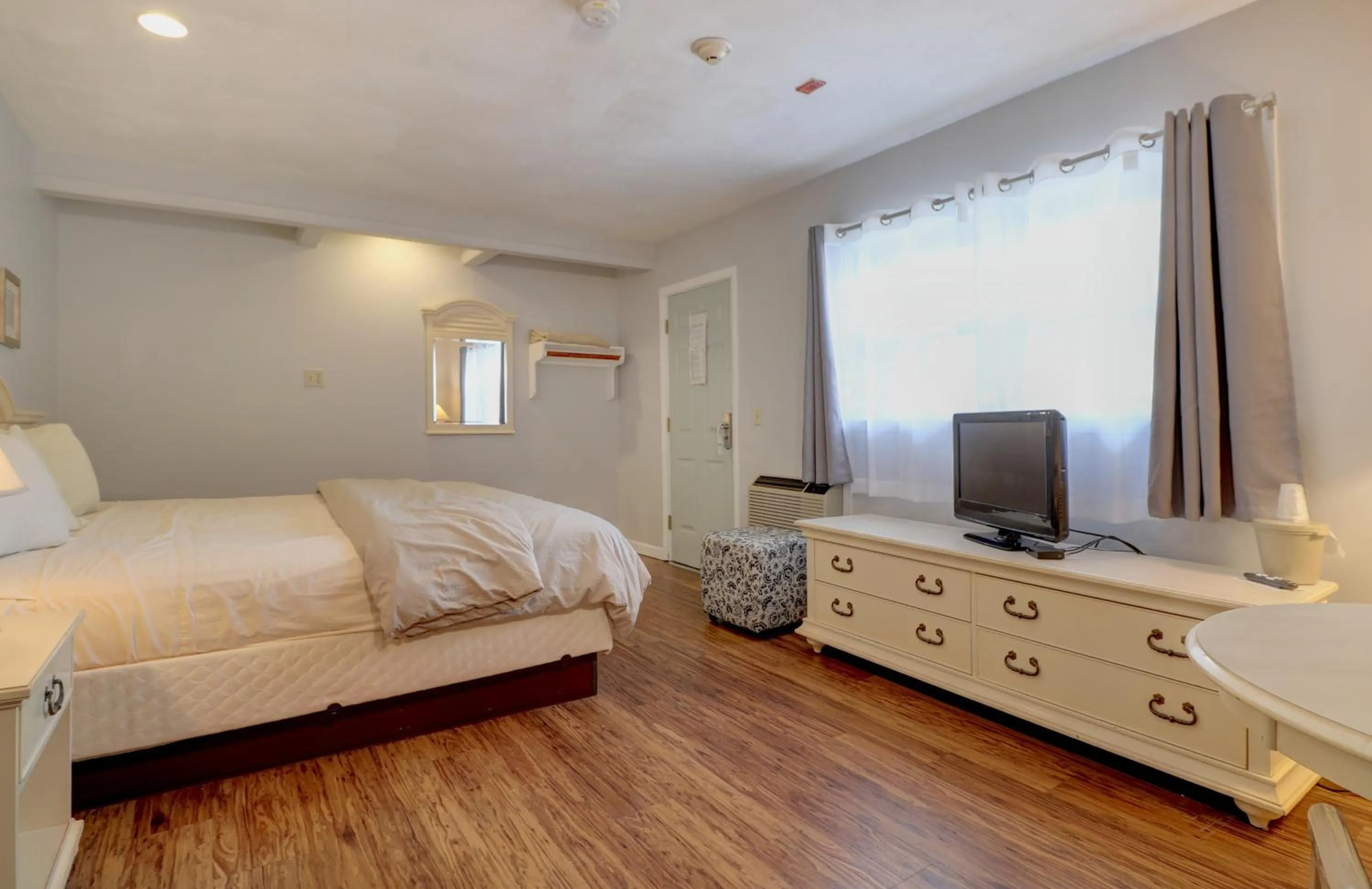 Photo of the whole room, Bed in Hamilton Village Inn