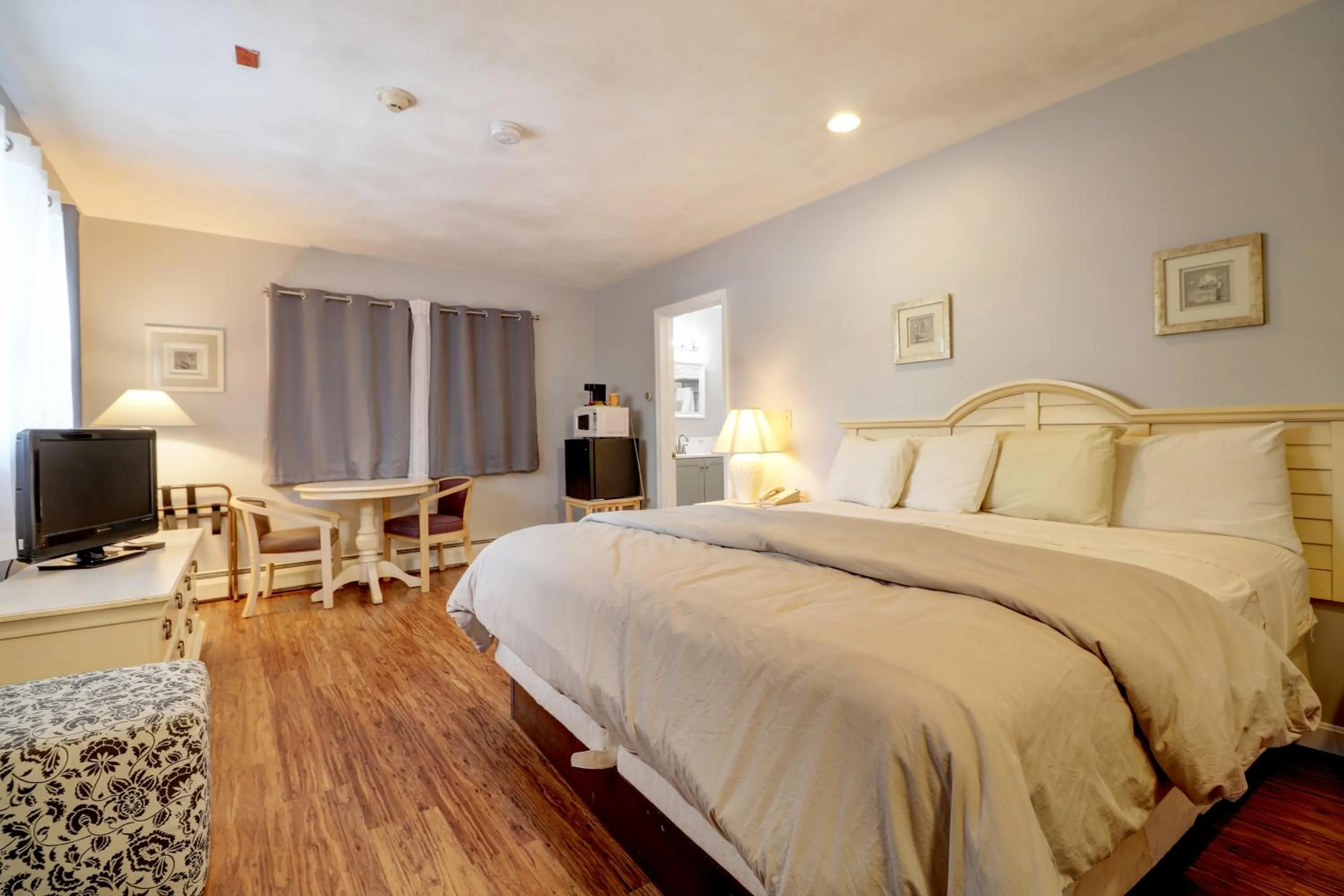 TV and multimedia, Bed in Hamilton Village Inn