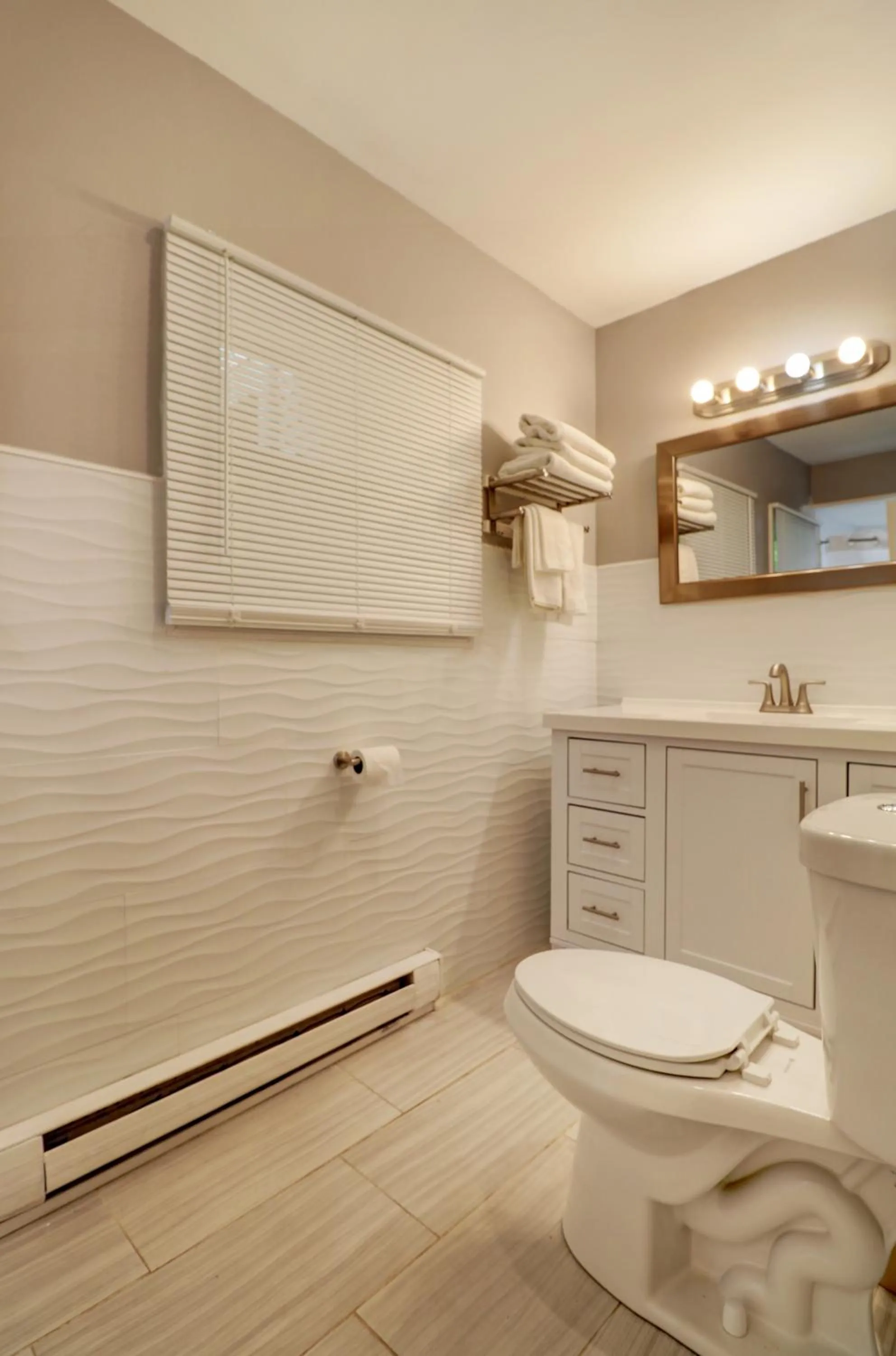 Toilet in Hamilton Village Inn