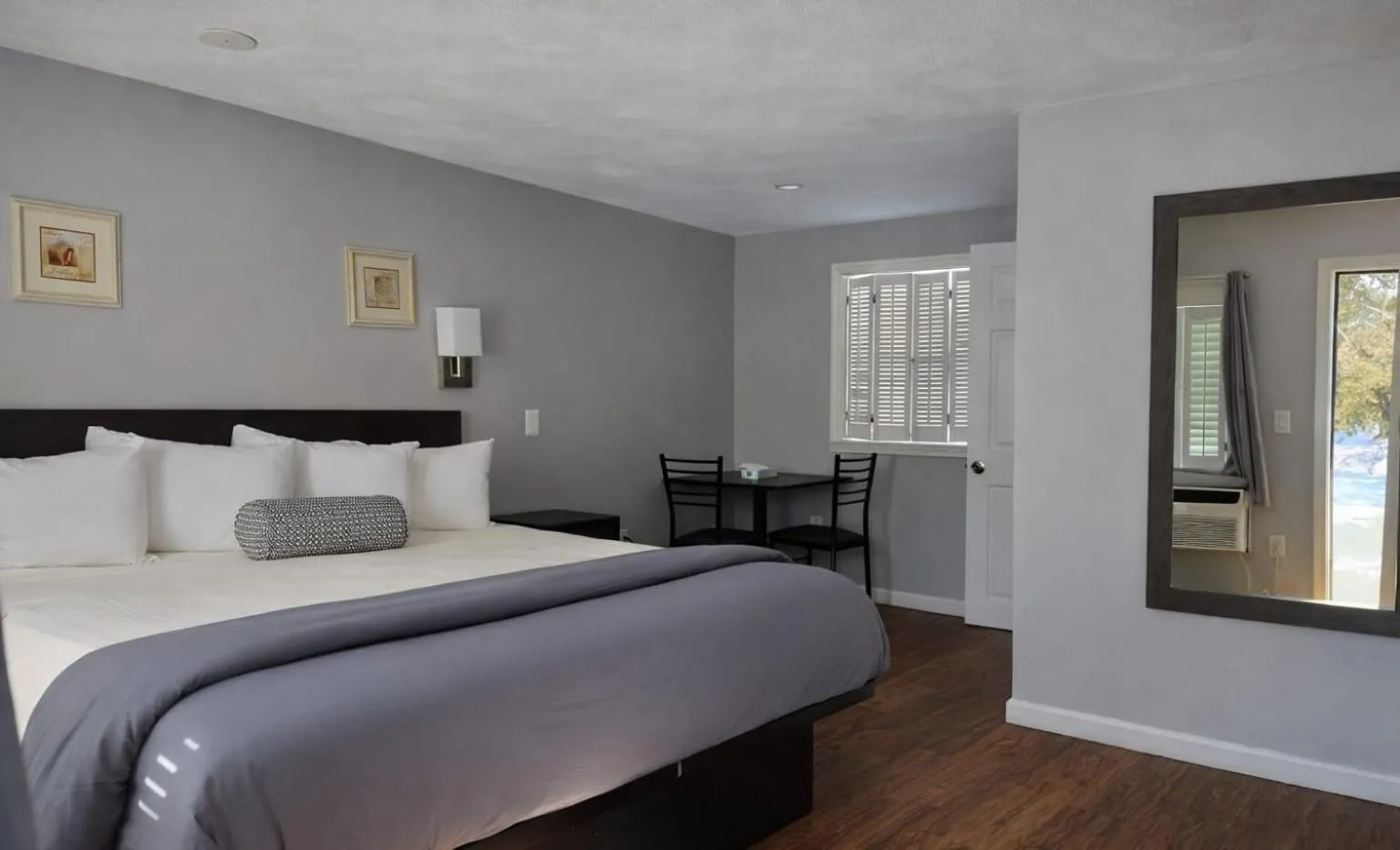 Bedroom, Bed in Hamilton Village Inn