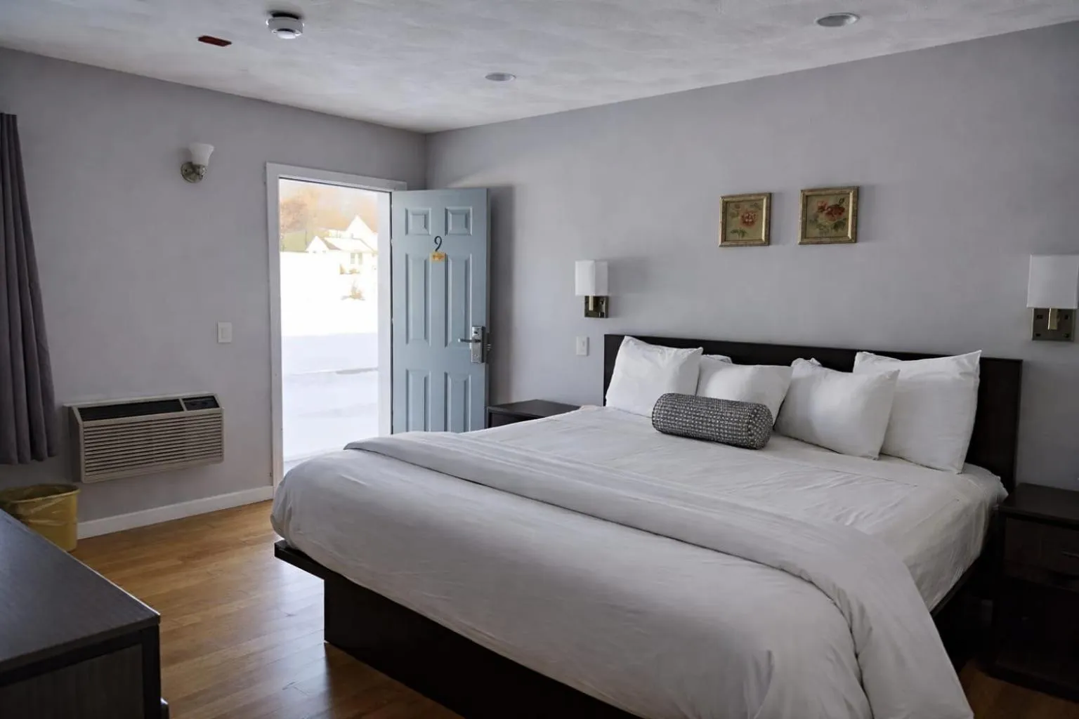 Bedroom, Bed in Hamilton Village Inn