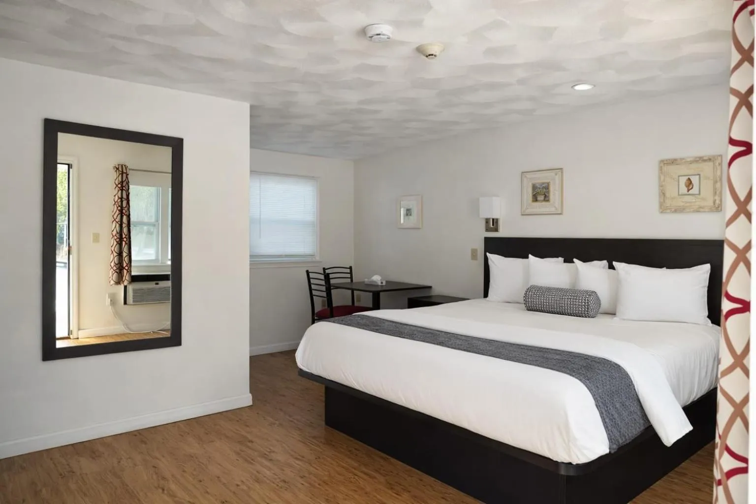 Bedroom, Bed in Hamilton Village Inn