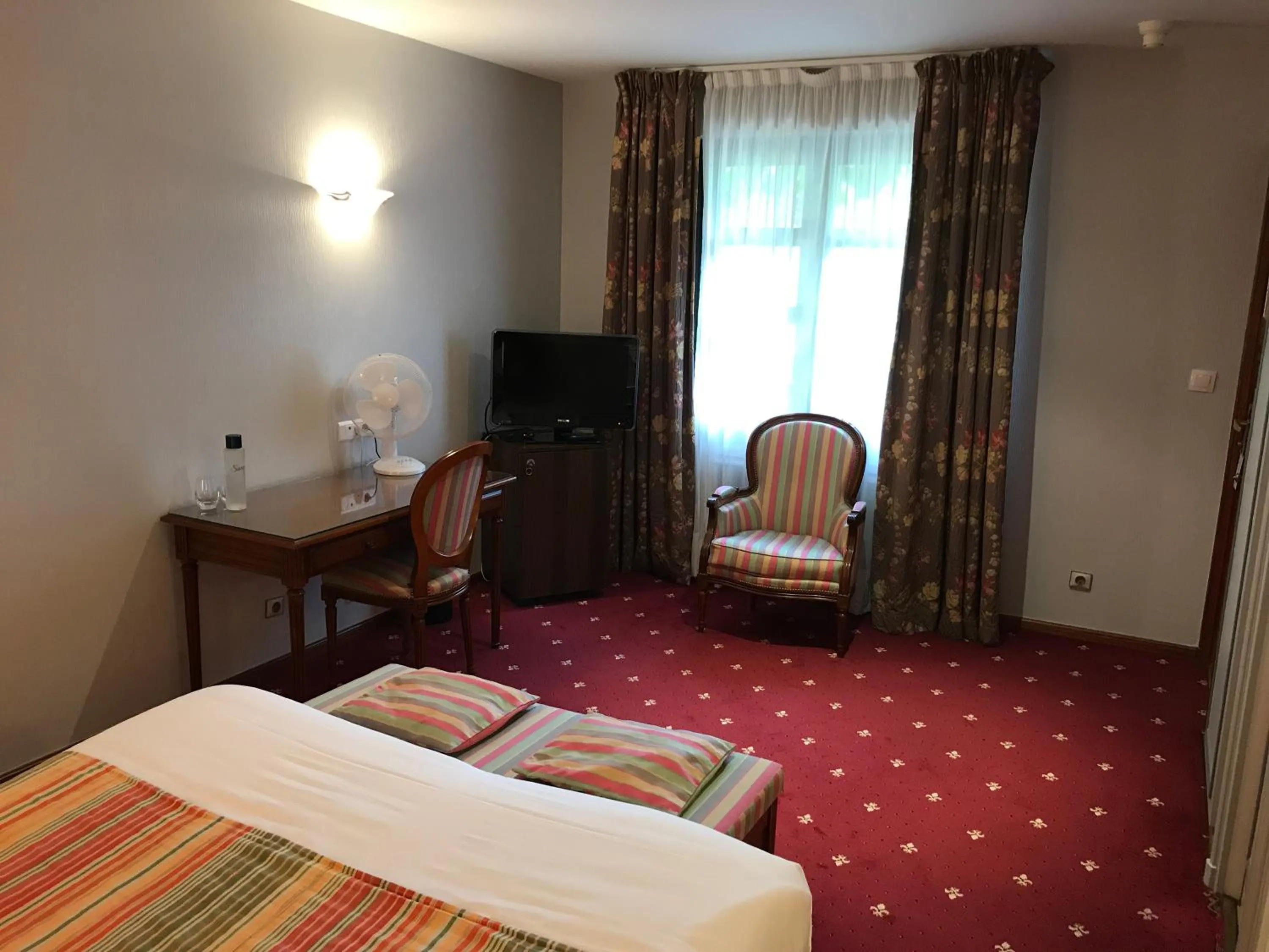 Photo of the whole room, Bed in Château de Sancy