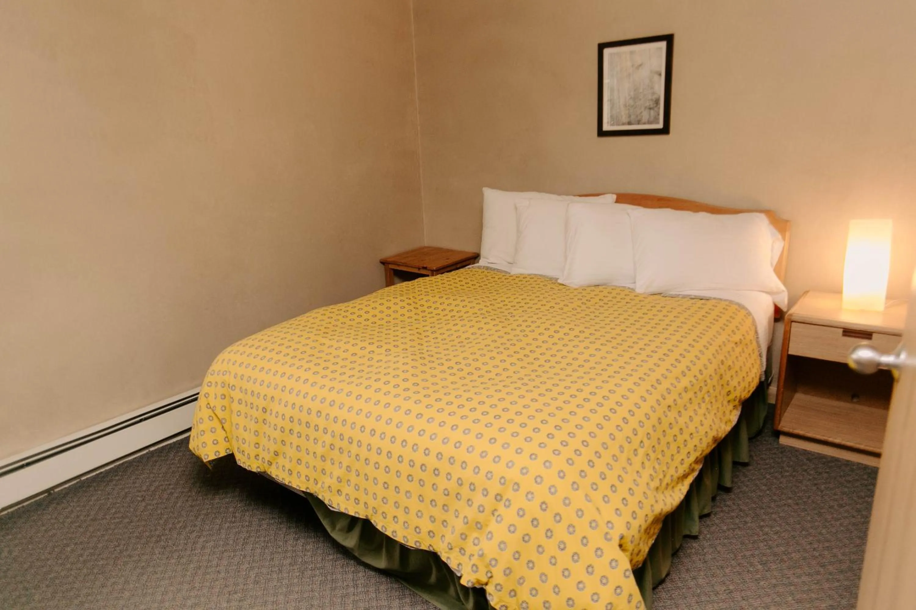 Bedroom, Bed in Adventure Inn