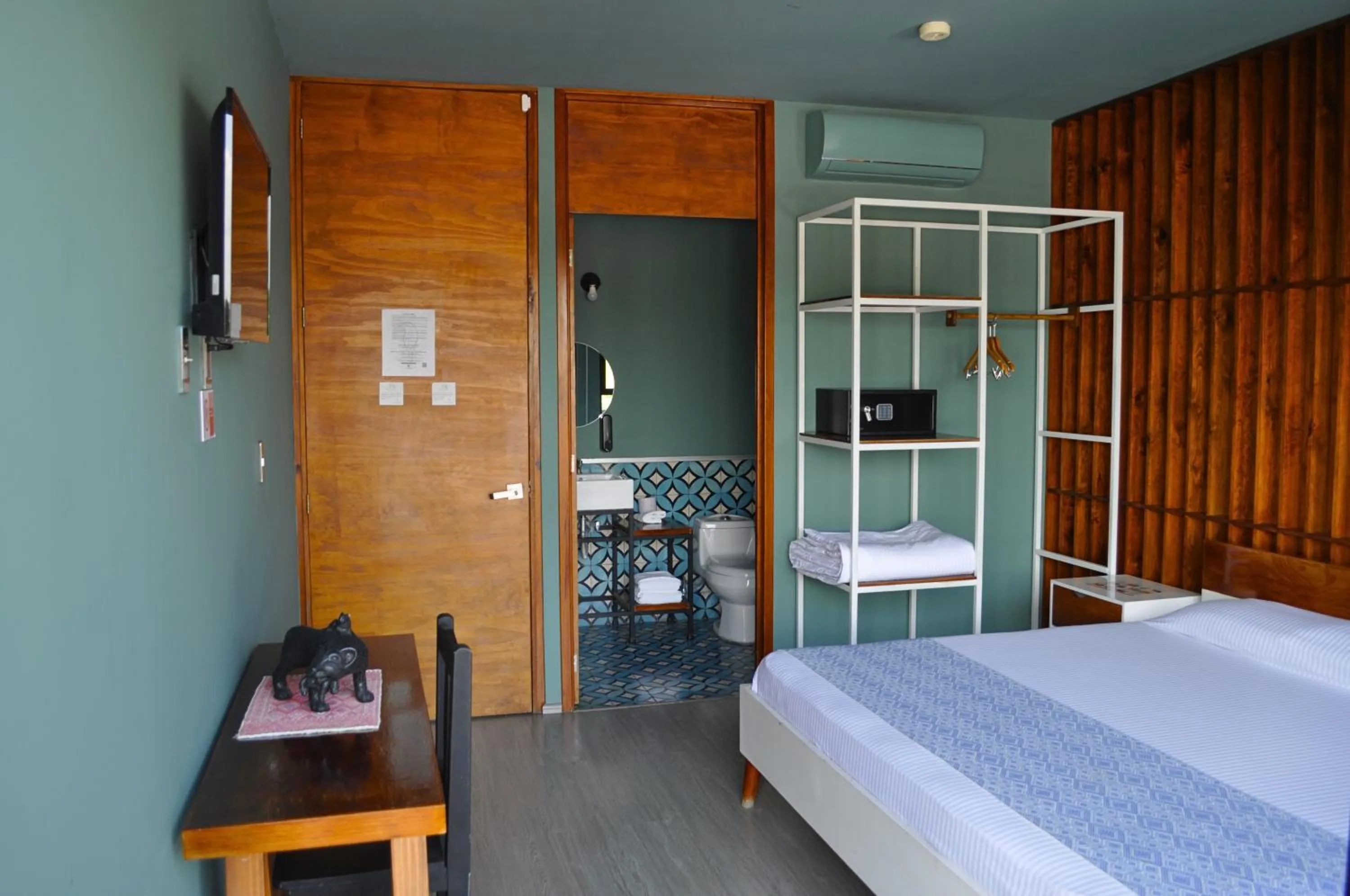 Bathroom, Bed in Hotel Momotus Tuxtla