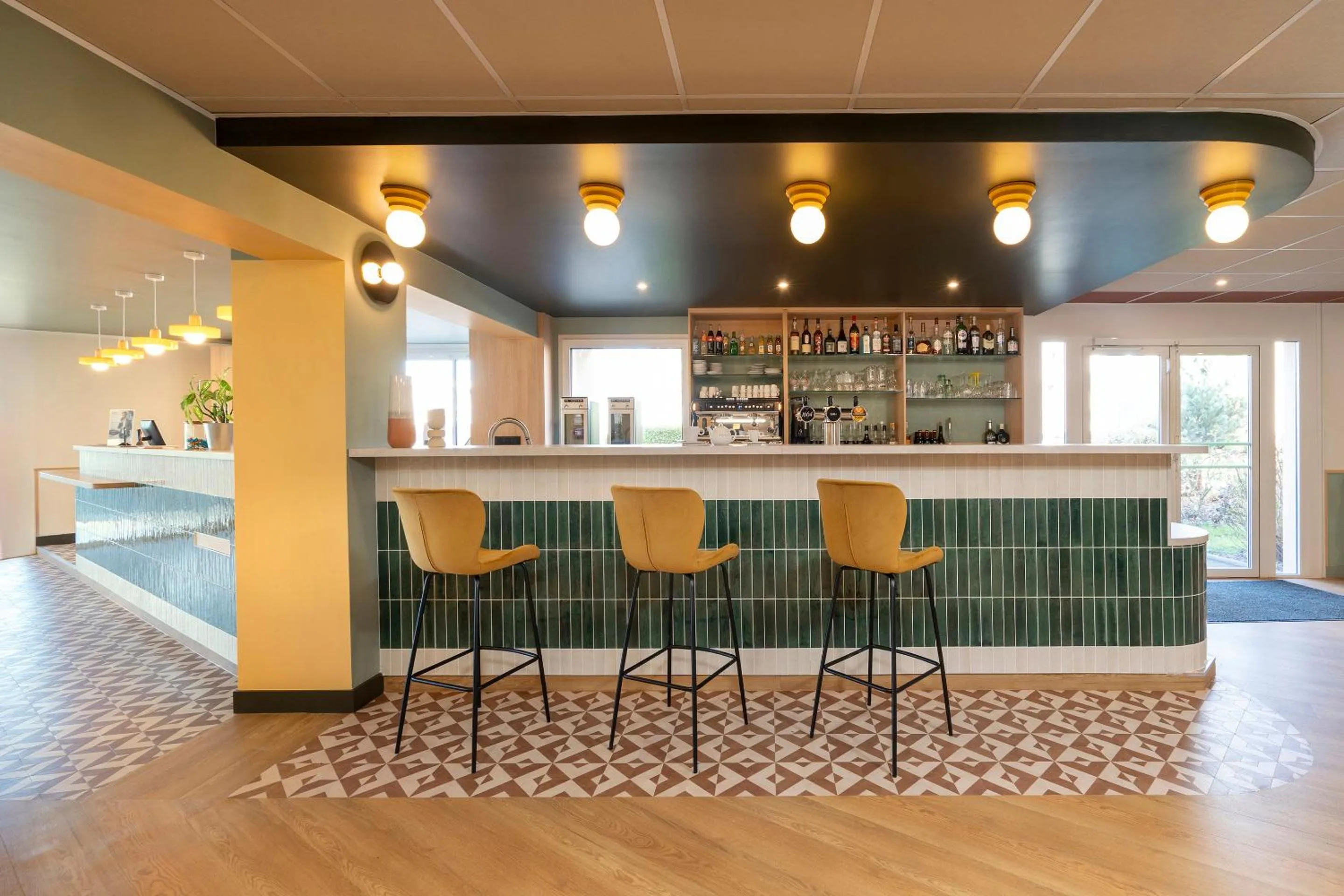Lounge or bar in Sure Hotel by Best Western Caen Memorial
