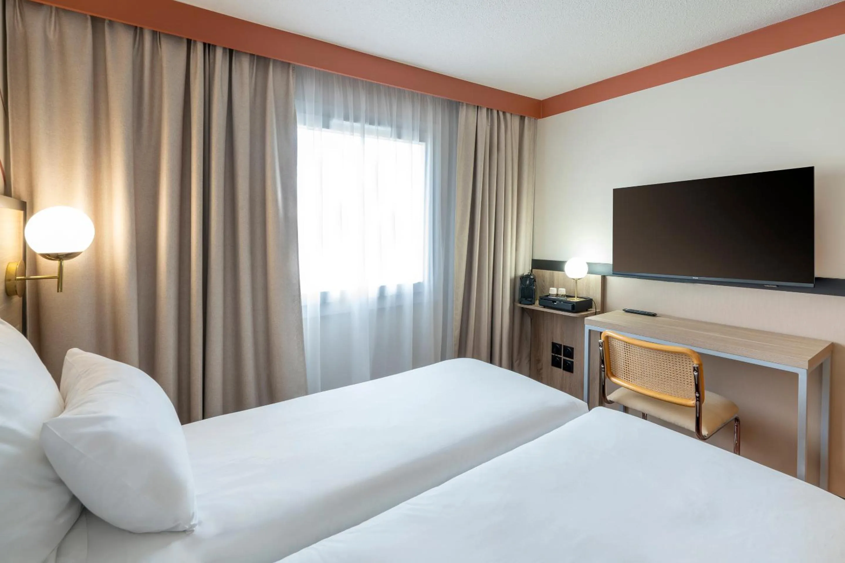 Bedroom, Bed in Sure Hotel by Best Western Caen Memorial