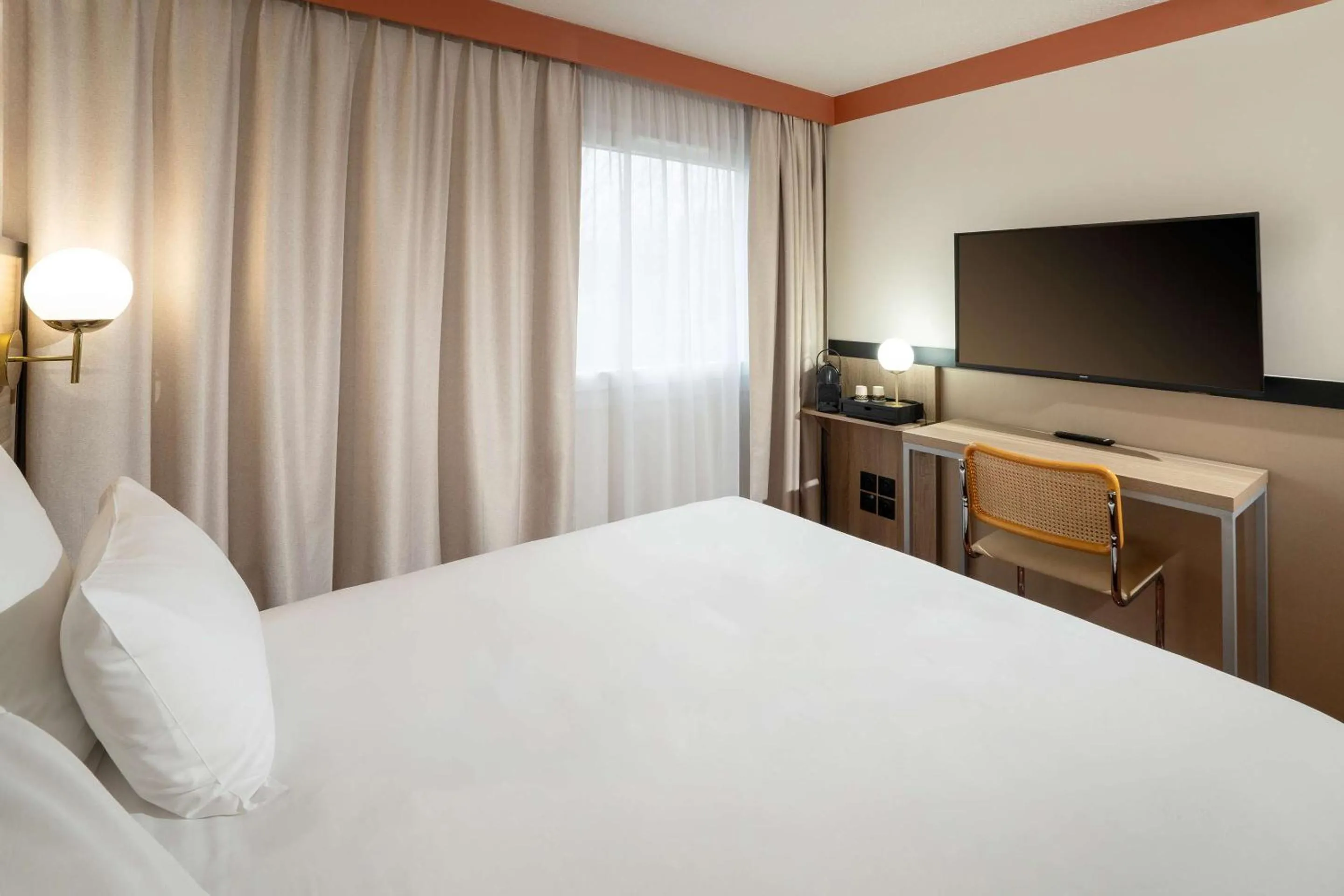 Bedroom, Bed in Sure Hotel by Best Western Caen Memorial