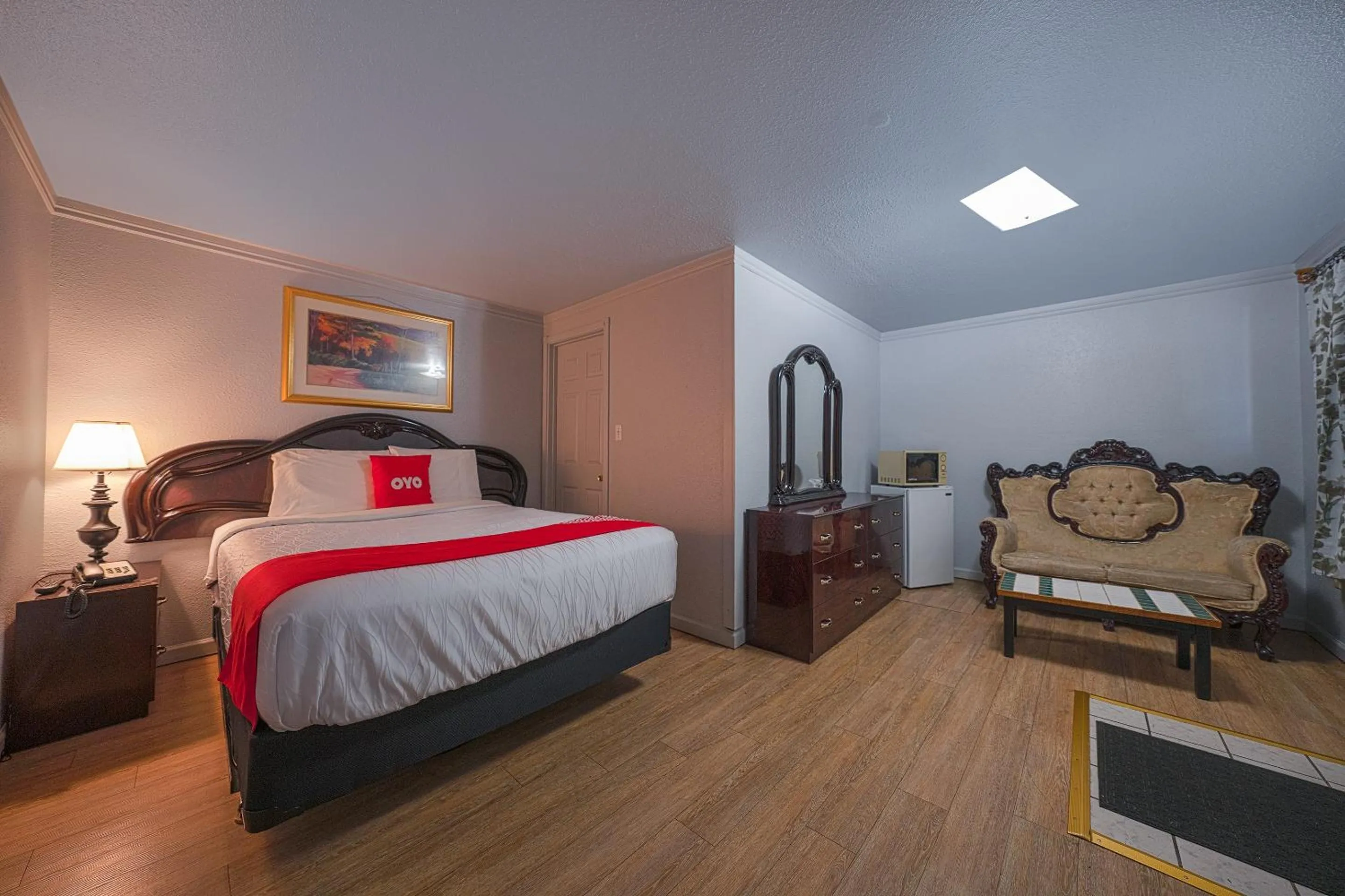 Bedroom, Bed in OYO Hotel Portland OR near Airport