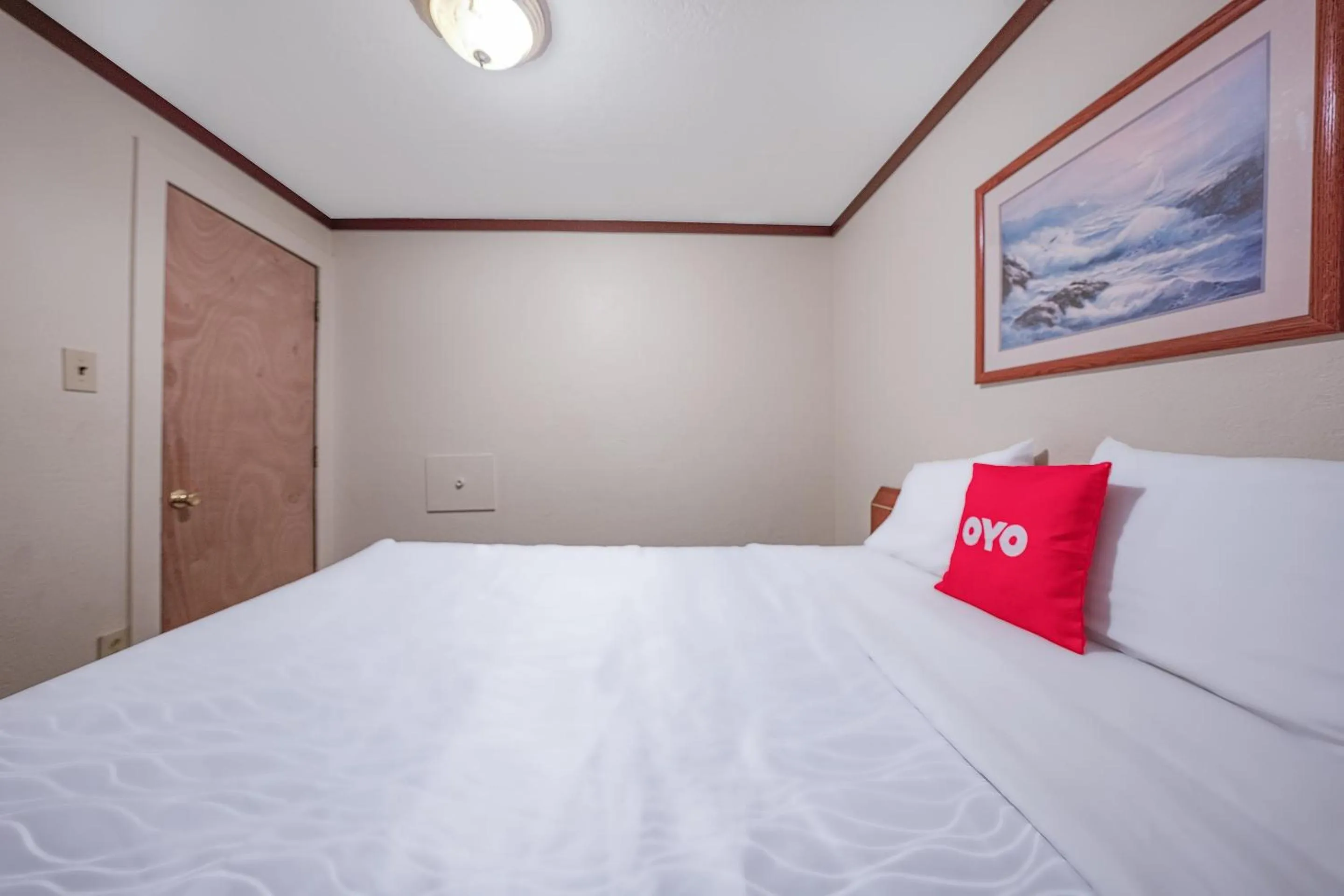 Bedroom, Bed in OYO Hotel Portland OR near Airport