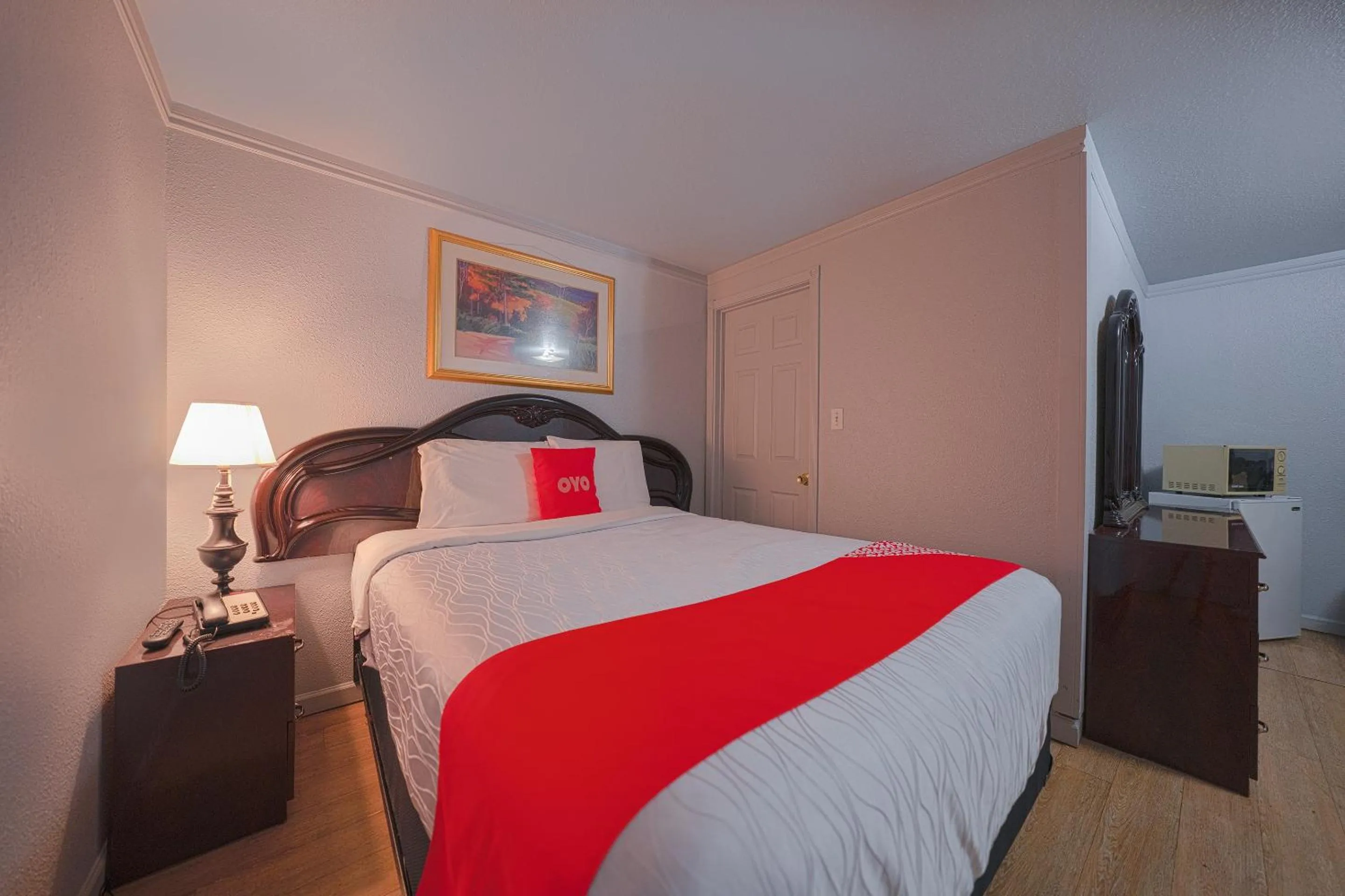 Bedroom, Bed in OYO Hotel Portland OR near Airport