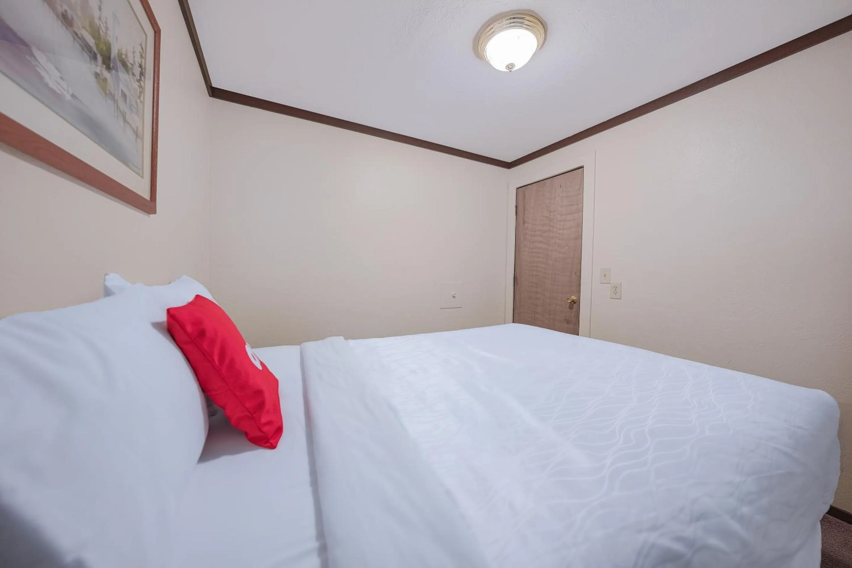 Bedroom, Bed in OYO Hotel Portland OR near Airport