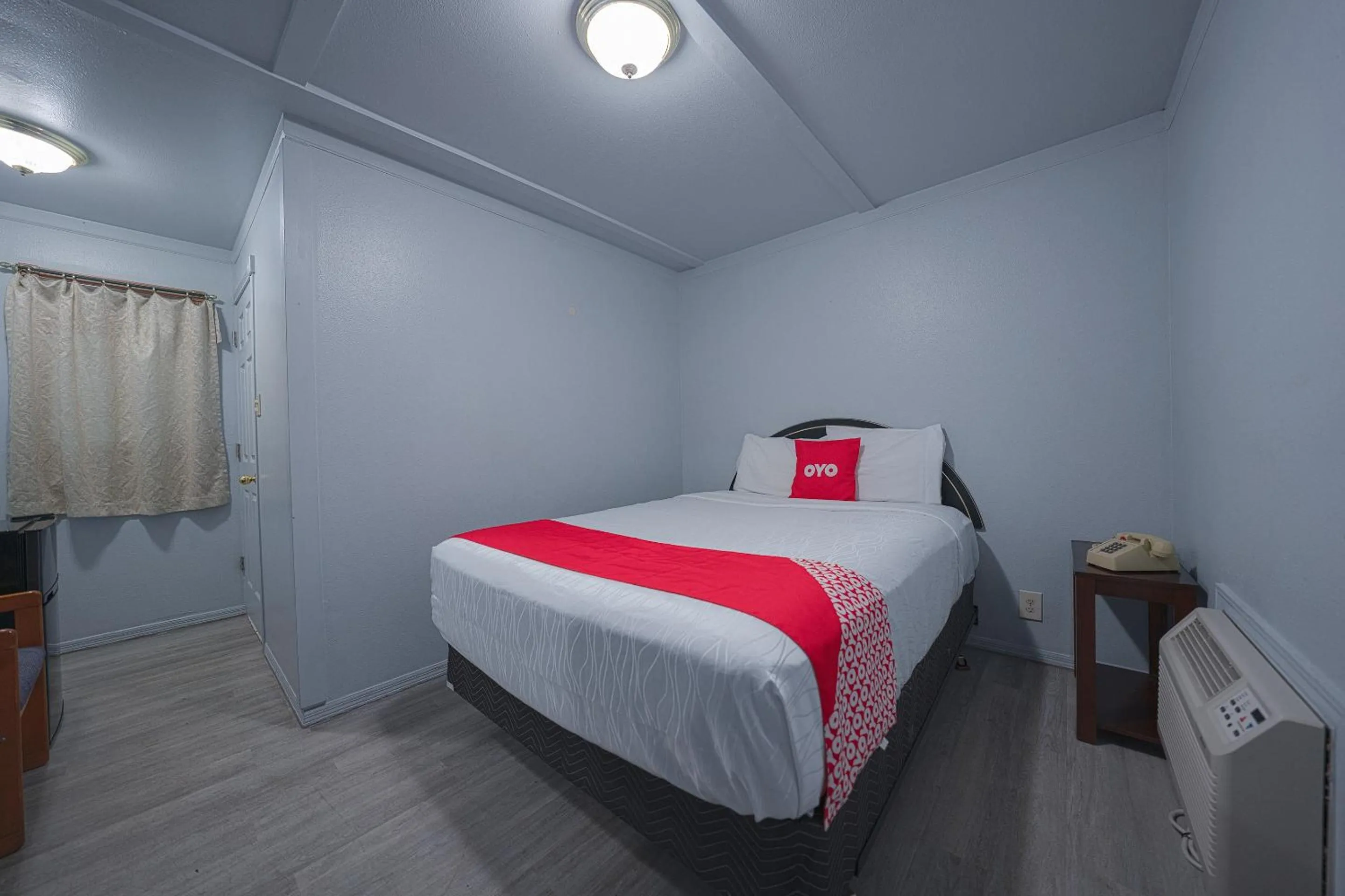 Bedroom, Bed in OYO Hotel Portland OR near Airport