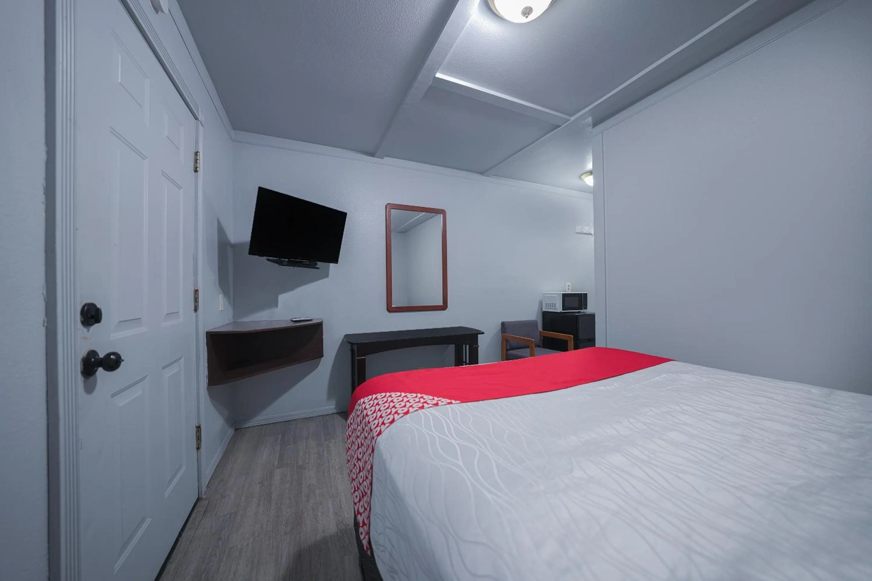 Bedroom, Bed in OYO Hotel Portland OR near Airport