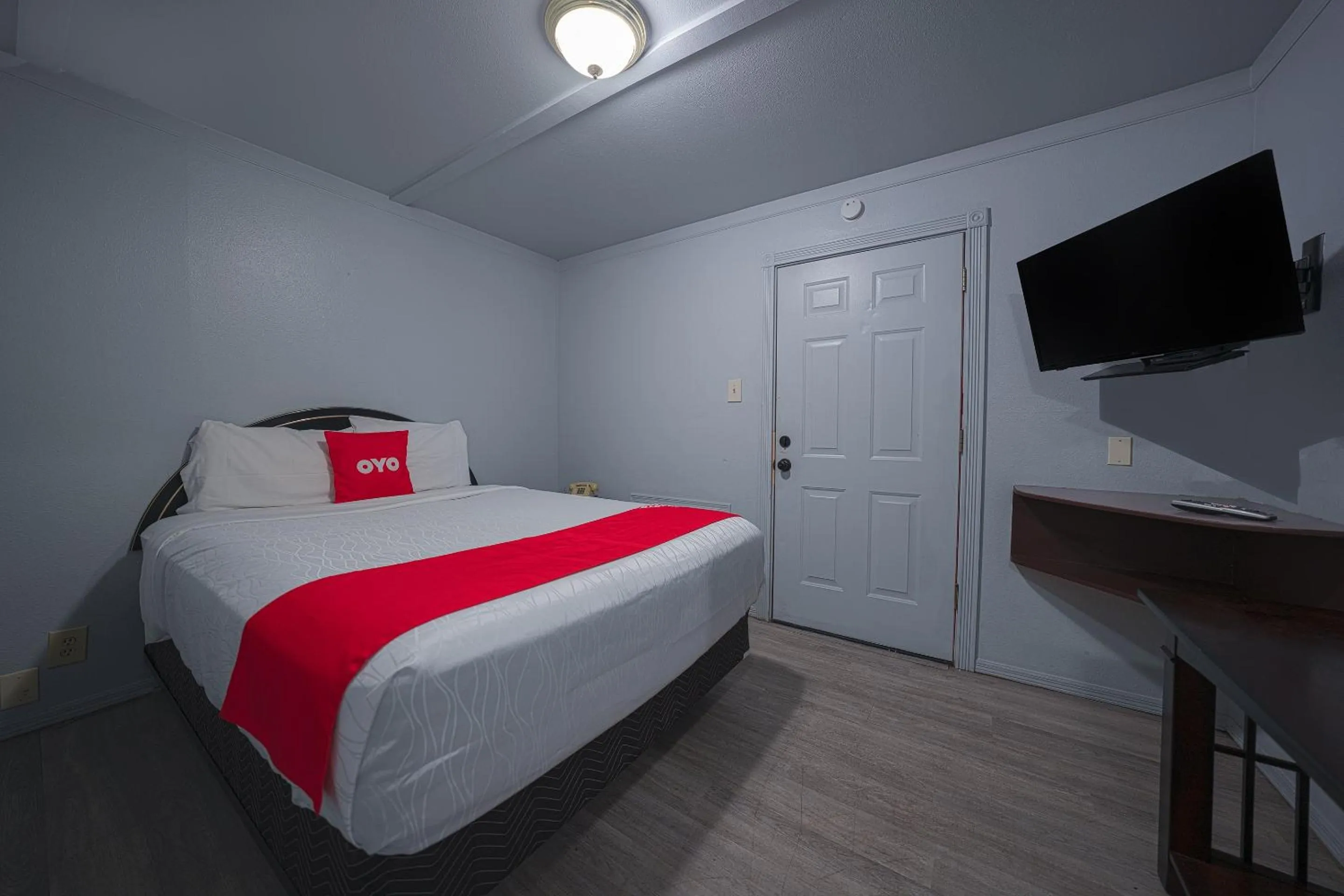 Bedroom, Bed in OYO Hotel Portland OR near Airport