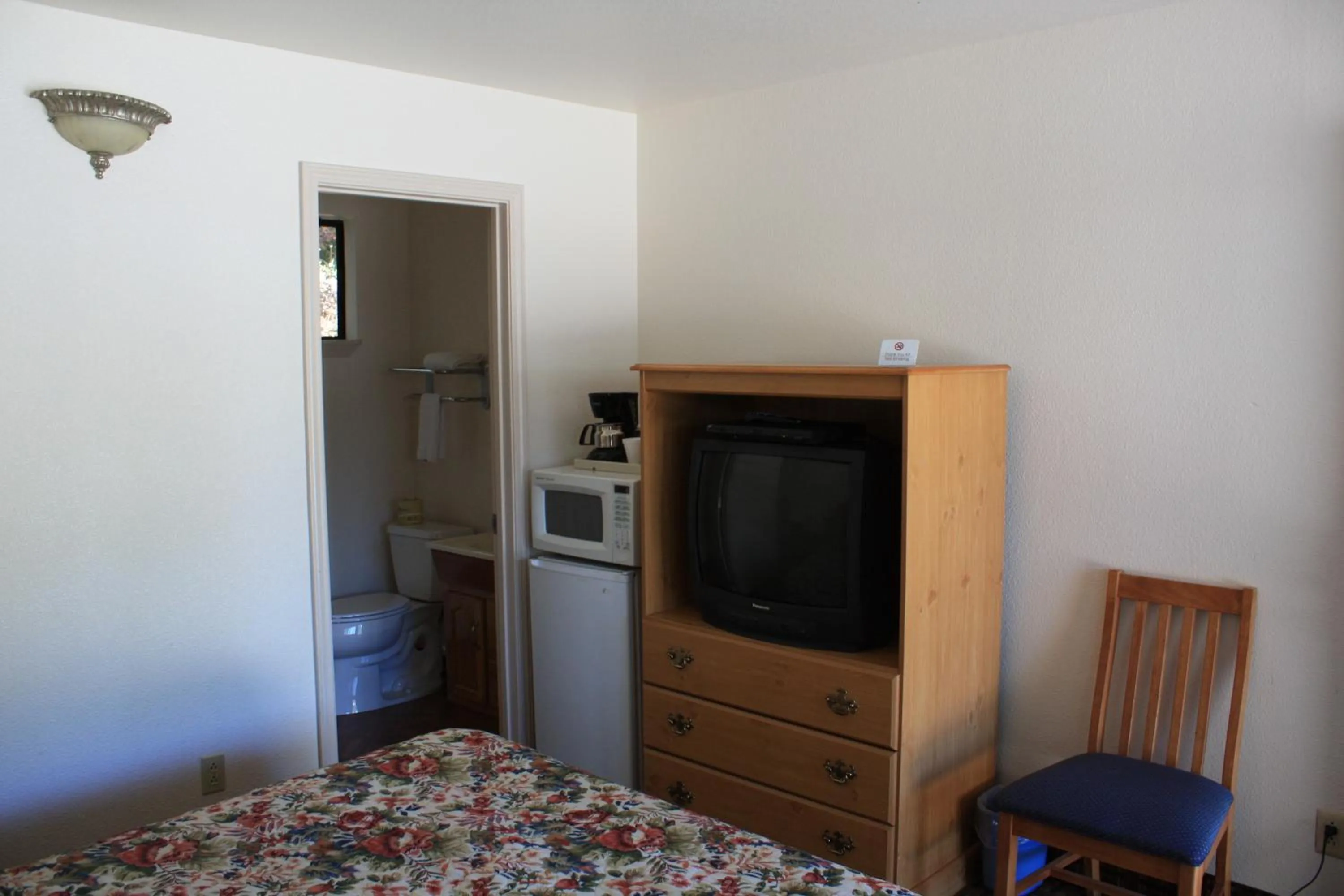 Decorative detail, Bed in Mother Lode Motel