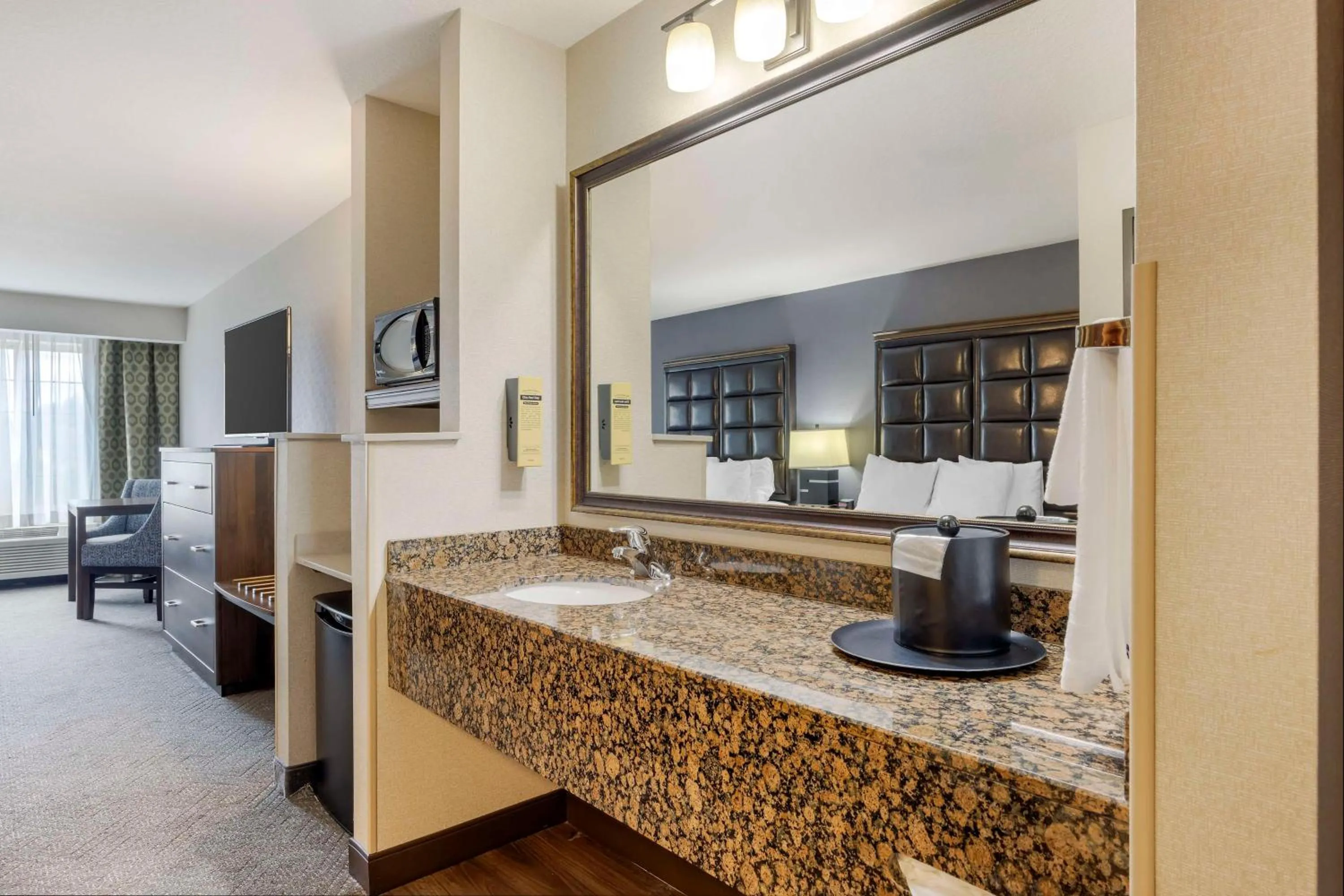 Bedroom in Best Western Plus Northwind Inn & Suites