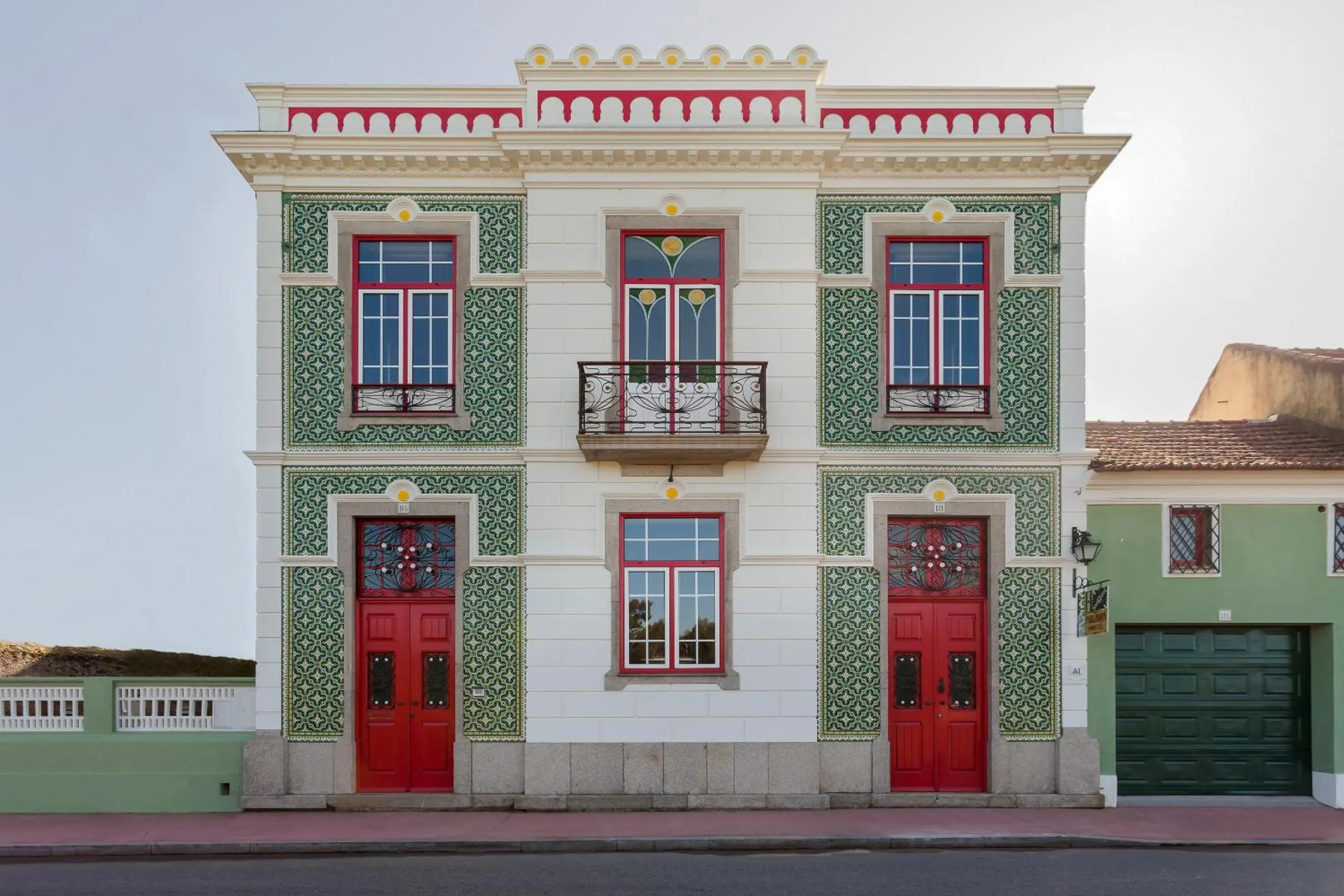 Vintage Balcony Guesthouse & Suites