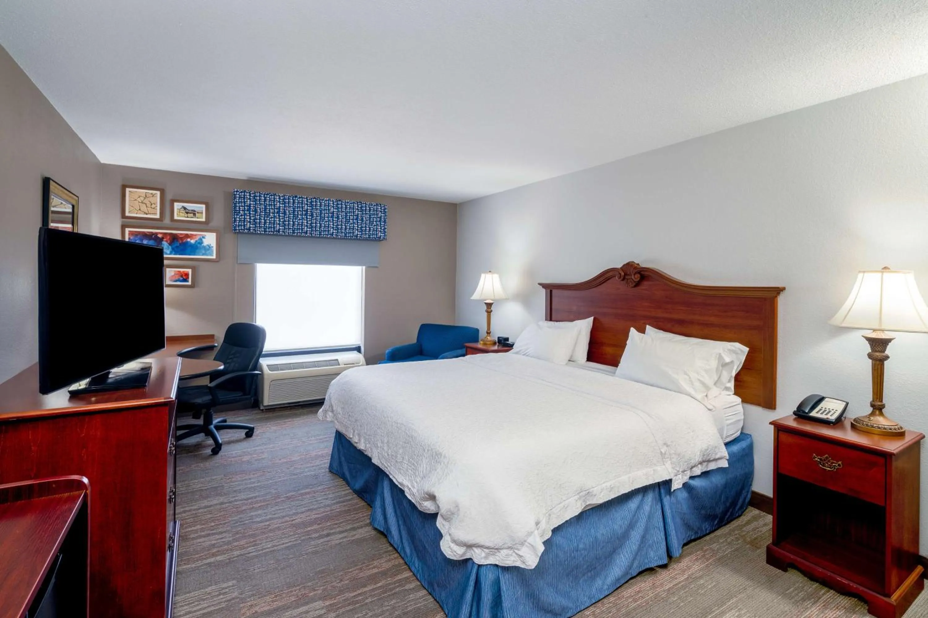 Bathroom, Bed in Hampton Inn London-North, Ky