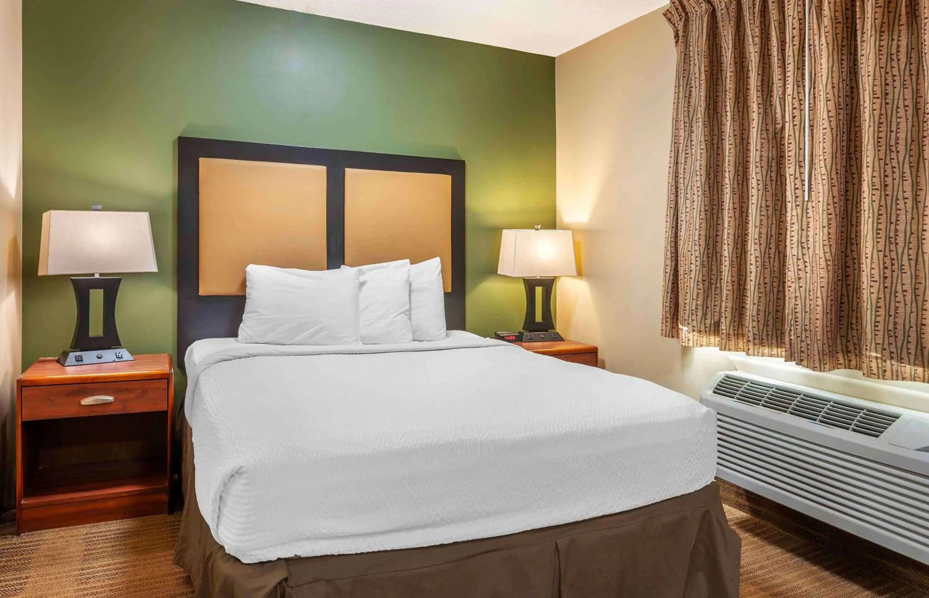 Bedroom, Bed in Extended Stay America Select Suites - Cincinnati - Florence - Meijer Dr