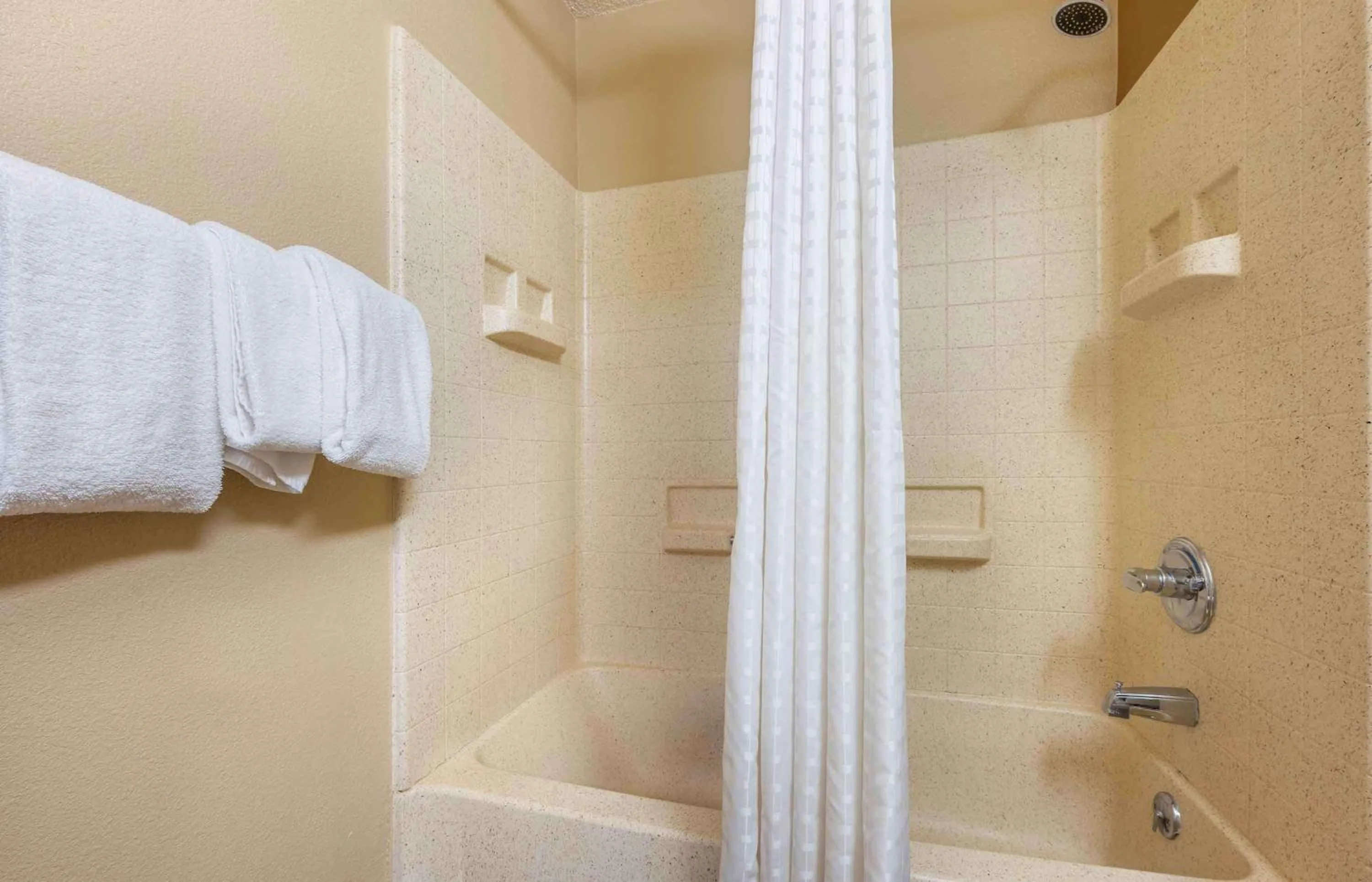 Bathroom in Extended Stay America Select Suites - Cincinnati - Florence - Meijer Dr