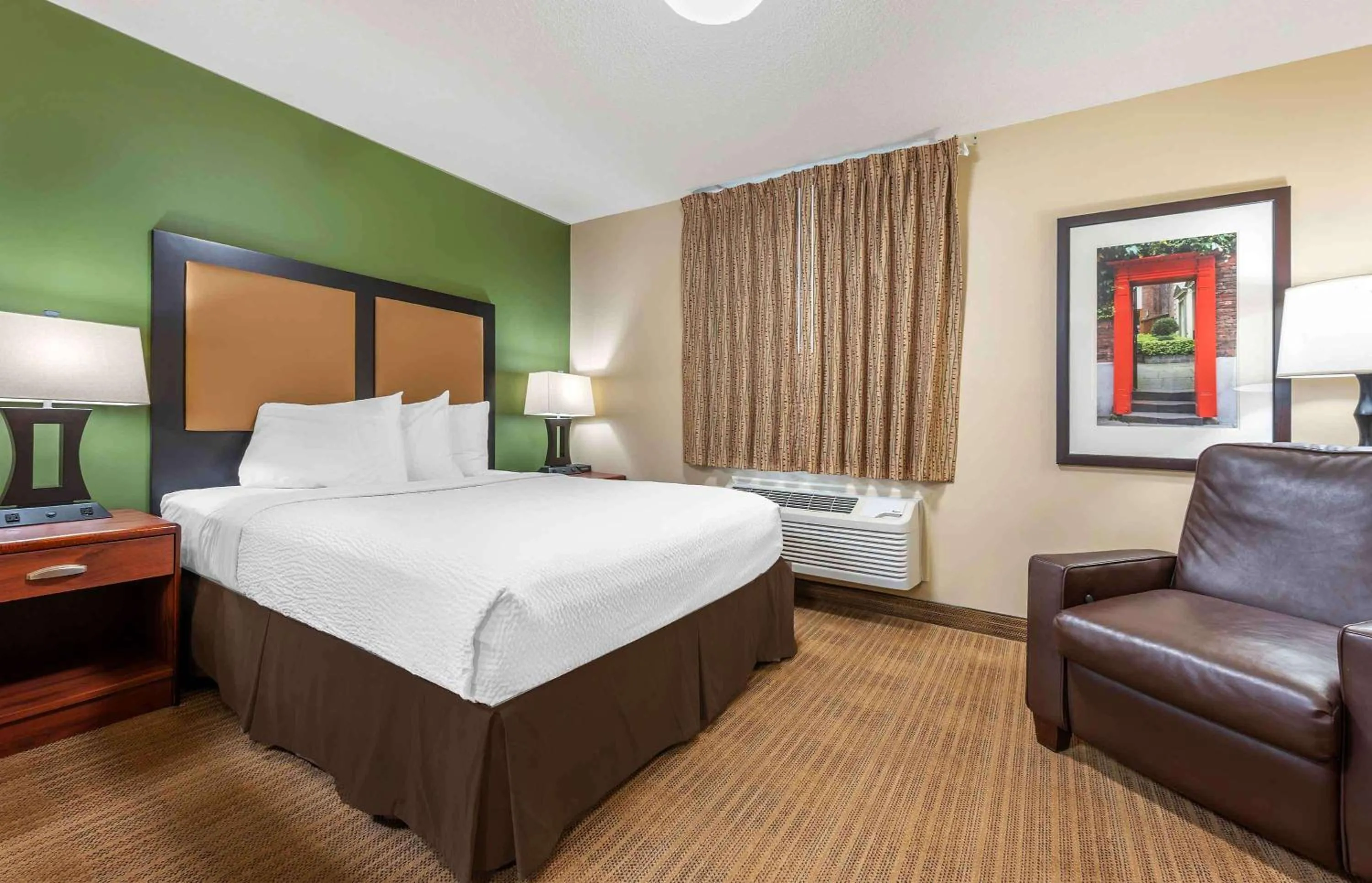 Bedroom, Bed in Extended Stay America Select Suites - Cincinnati - Florence - Meijer Dr
