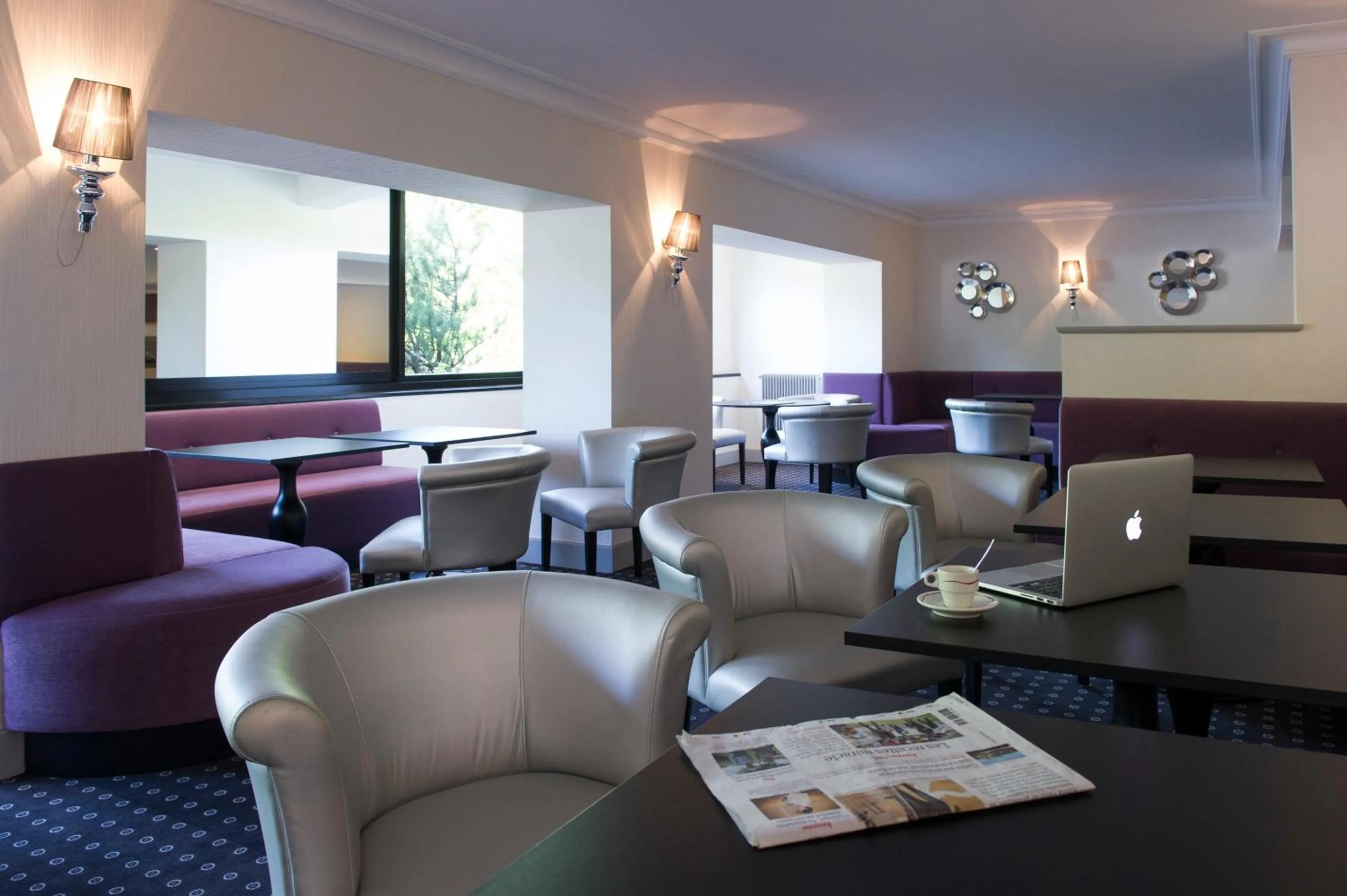 Communal lounge/ TV room in Hôtel Esplanade Eden