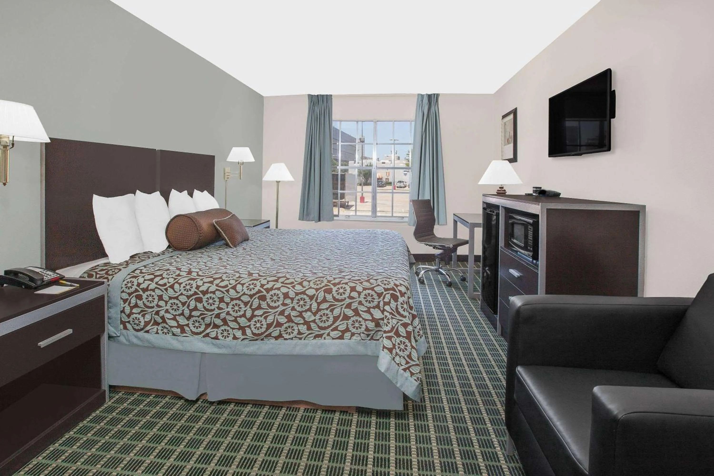 Photo of the whole room, Bed in Days Inn by Wyndham Market Center Dallas Love Field