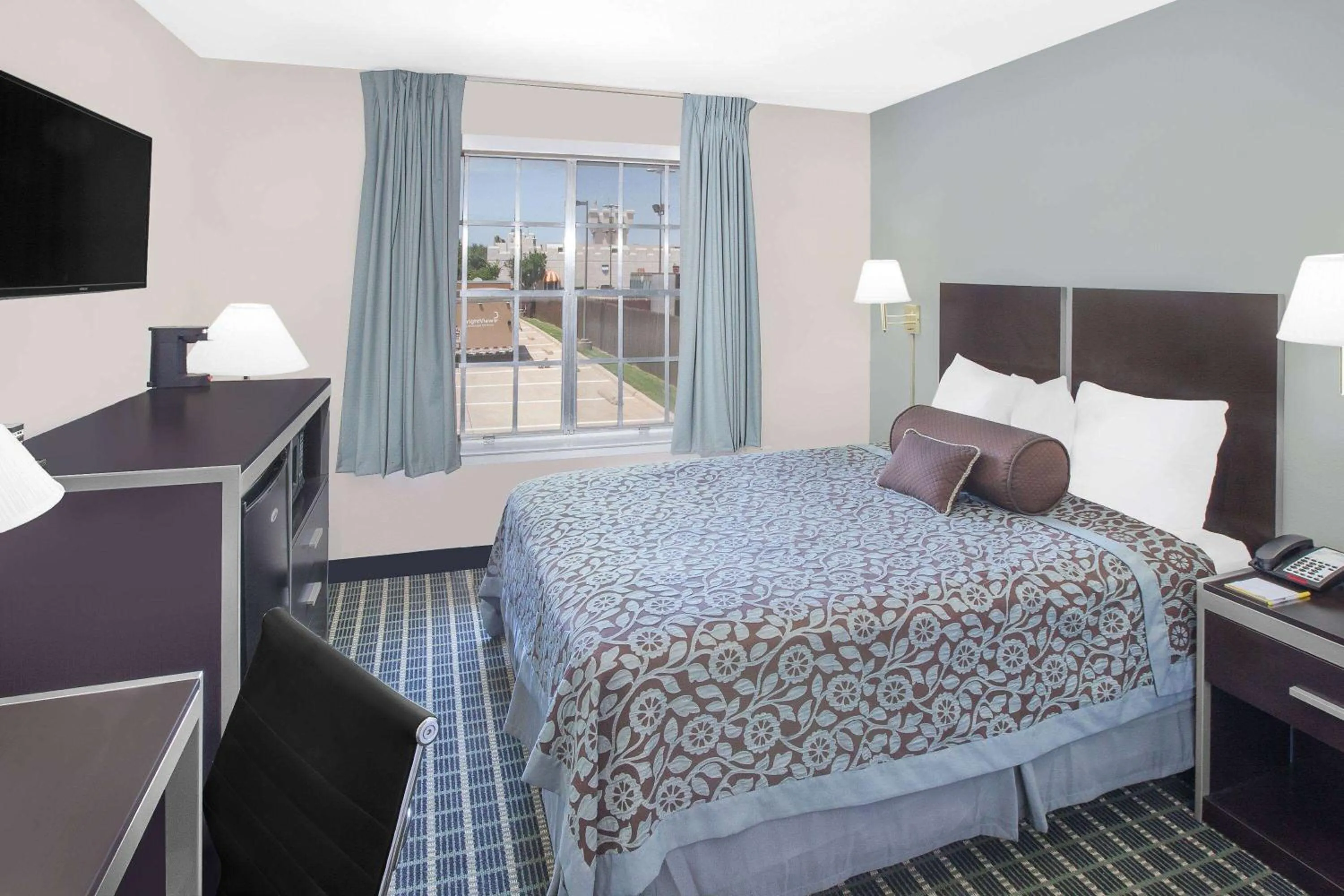 Photo of the whole room, Bed in Days Inn by Wyndham Market Center Dallas Love Field