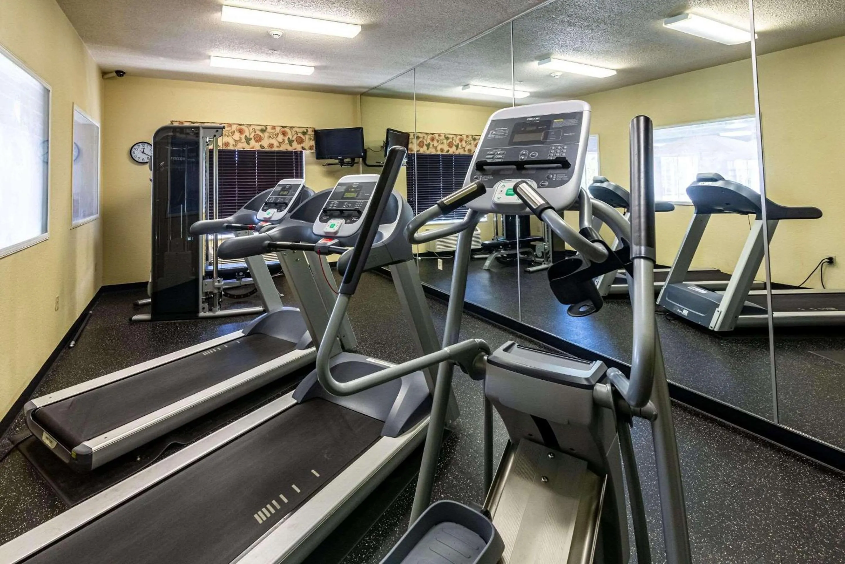Fitness centre/facilities in Country Inn & Suites by Radisson, El Dorado, AR