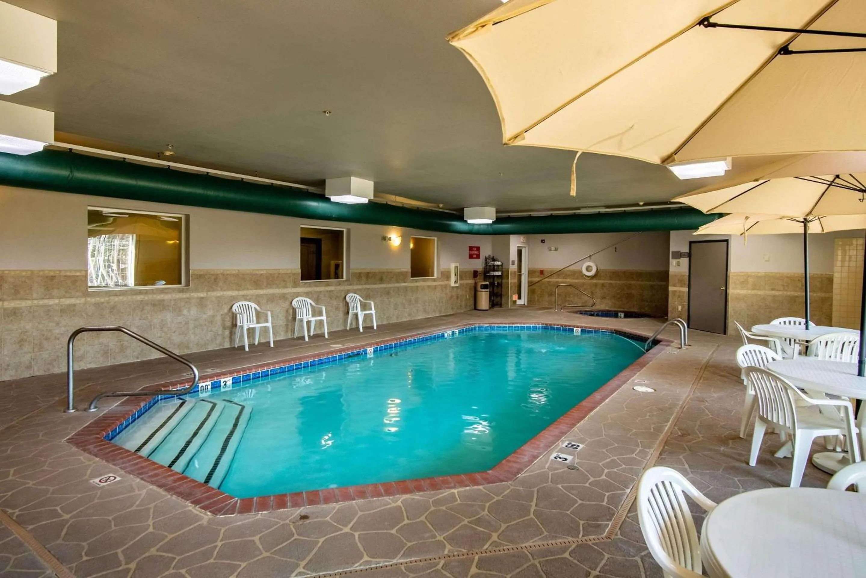 Swimming pool in Country Inn & Suites by Radisson, El Dorado, AR