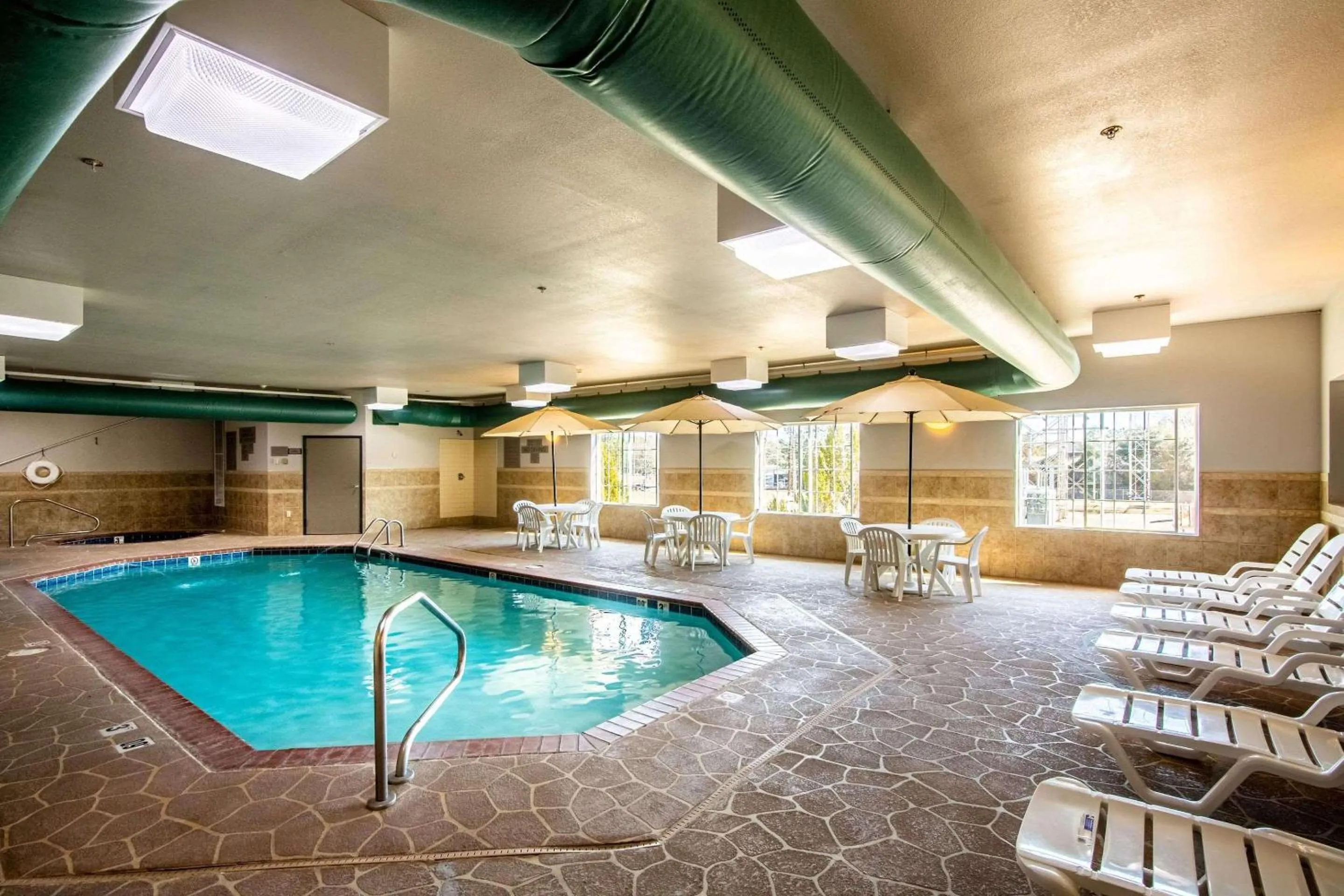 Swimming pool in Country Inn & Suites by Radisson, El Dorado, AR