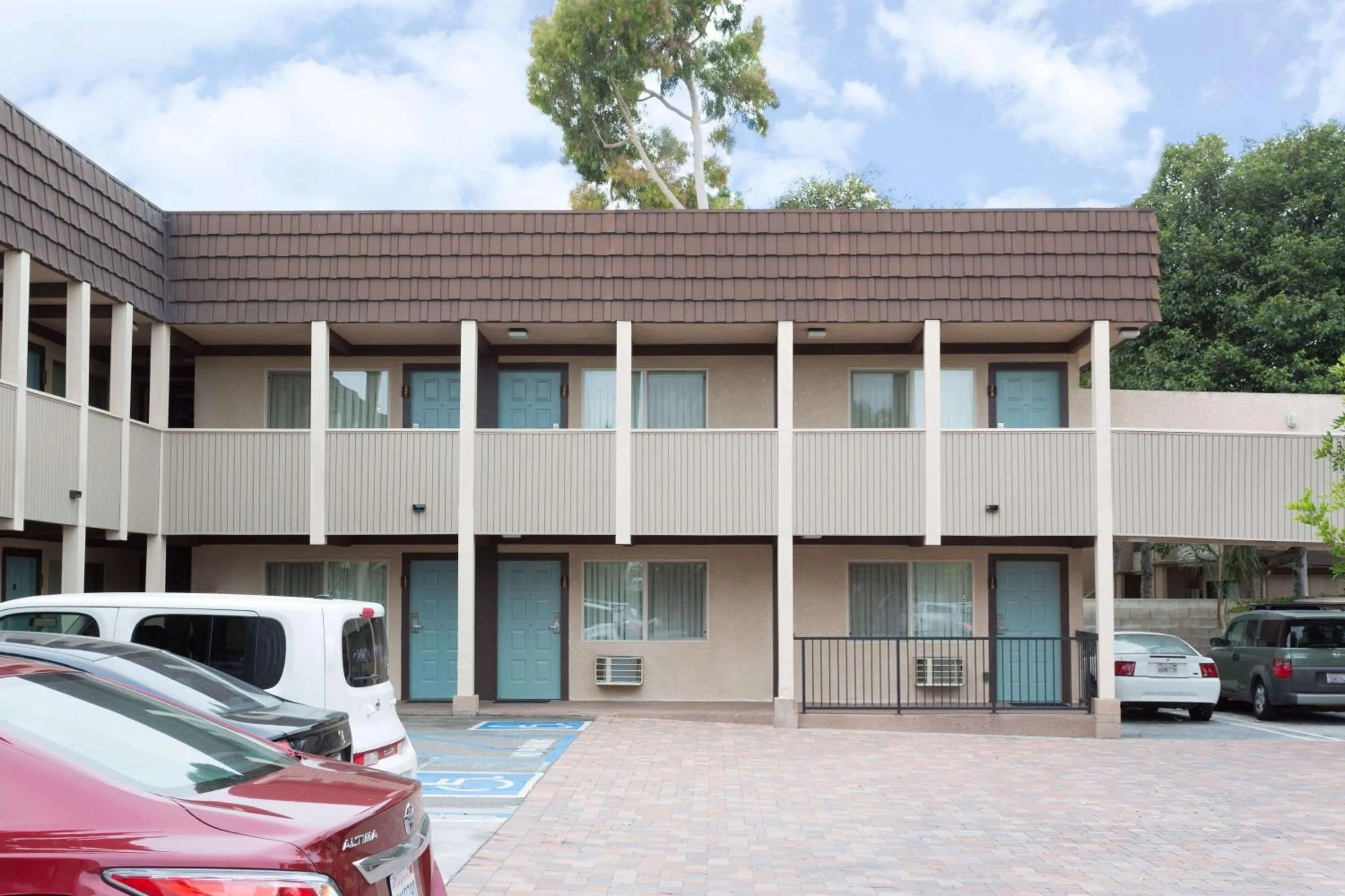 Property building in Costa Mesa Inn - Newport Beach Area