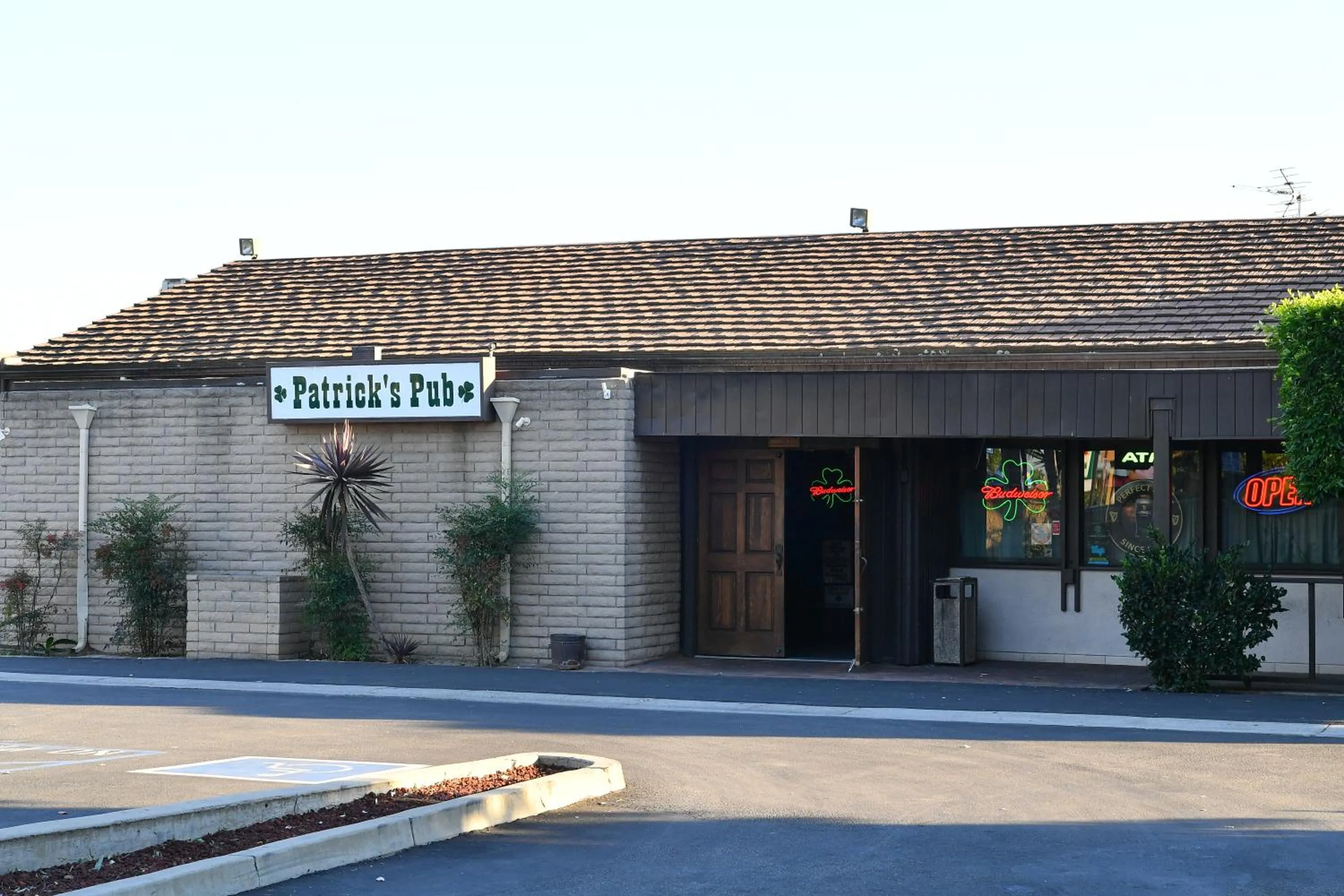 Property building in Costa Mesa Inn - Newport Beach Area