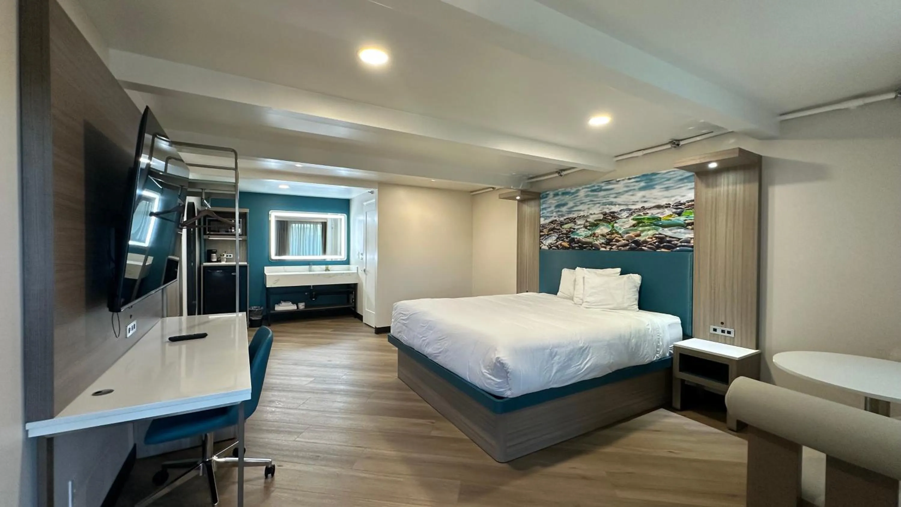 Bedroom, Bed in Costa Mesa Inn - Newport Beach Area