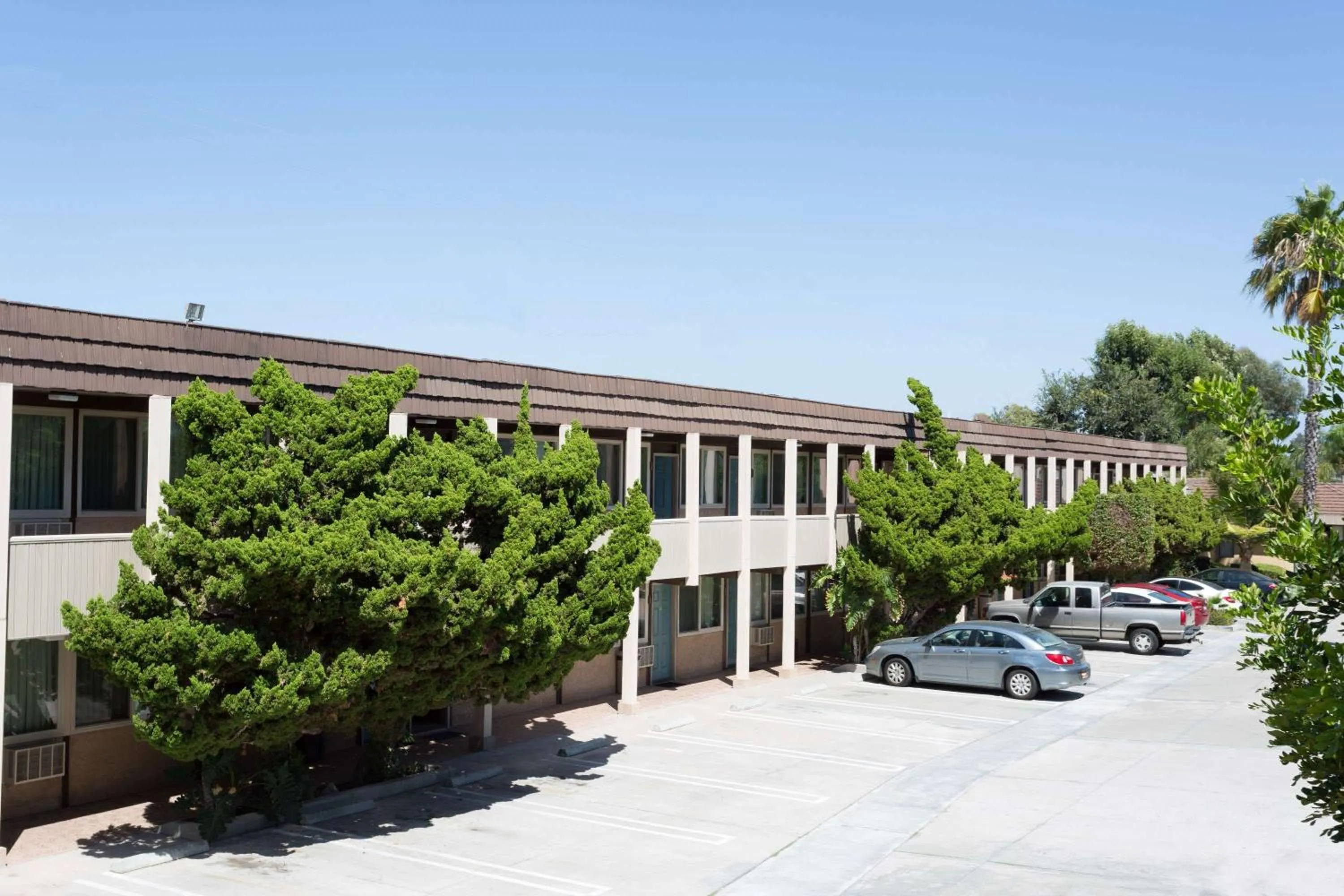 Property building in Costa Mesa Inn - Newport Beach Area