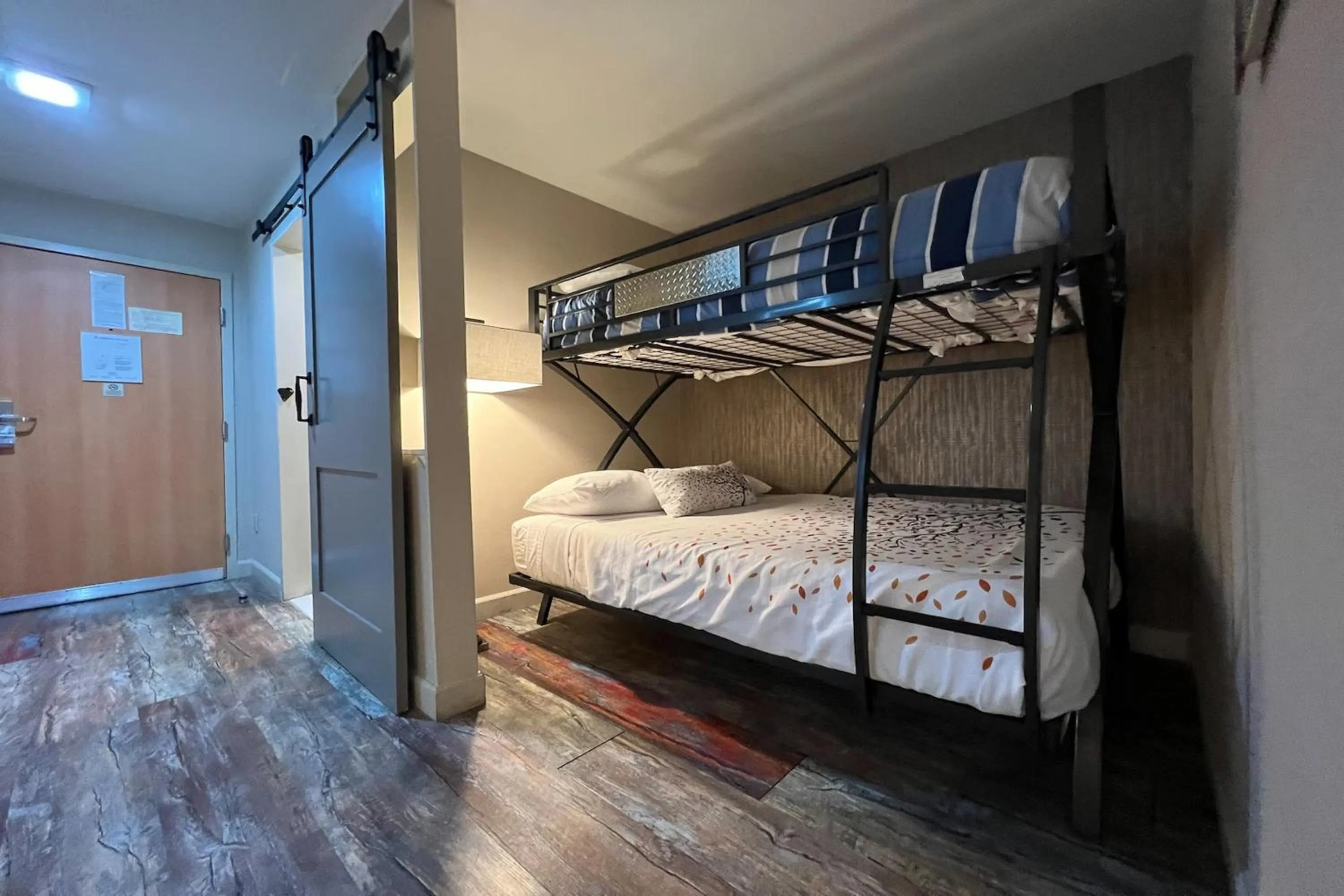 Bedroom, Bed in Empeiria High Sierra Hotel