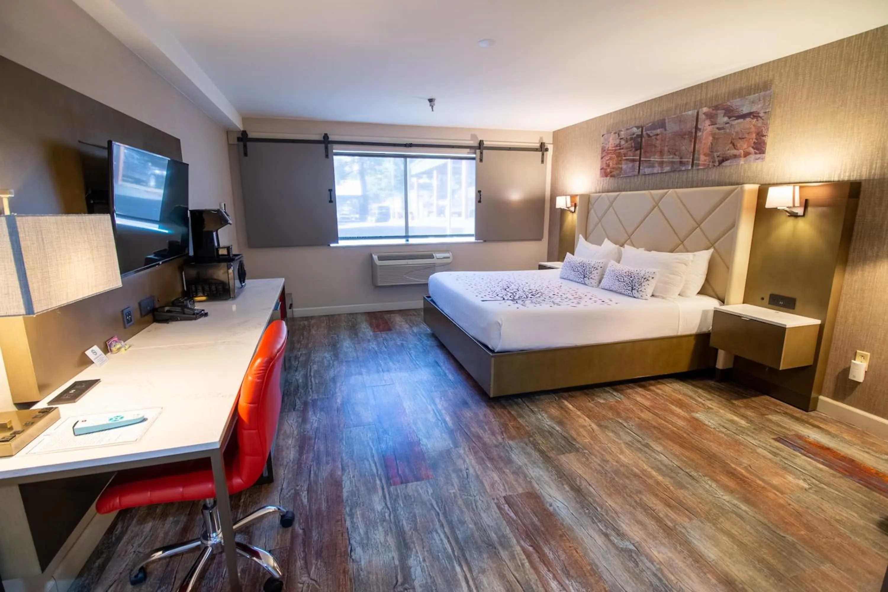 Bedroom, Bed in Empeiria High Sierra Hotel