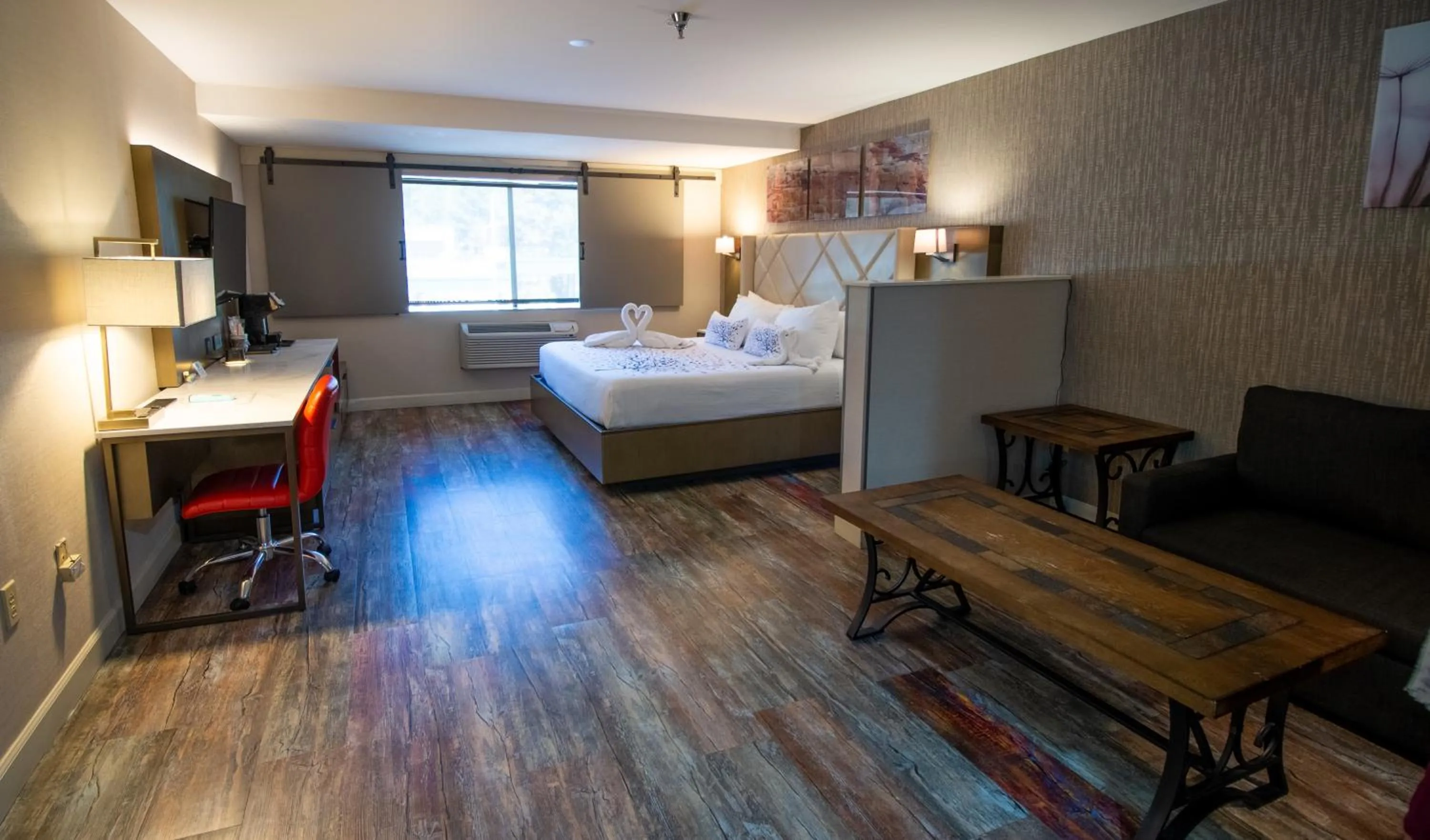 Photo of the whole room, Bed in Empeiria High Sierra Hotel