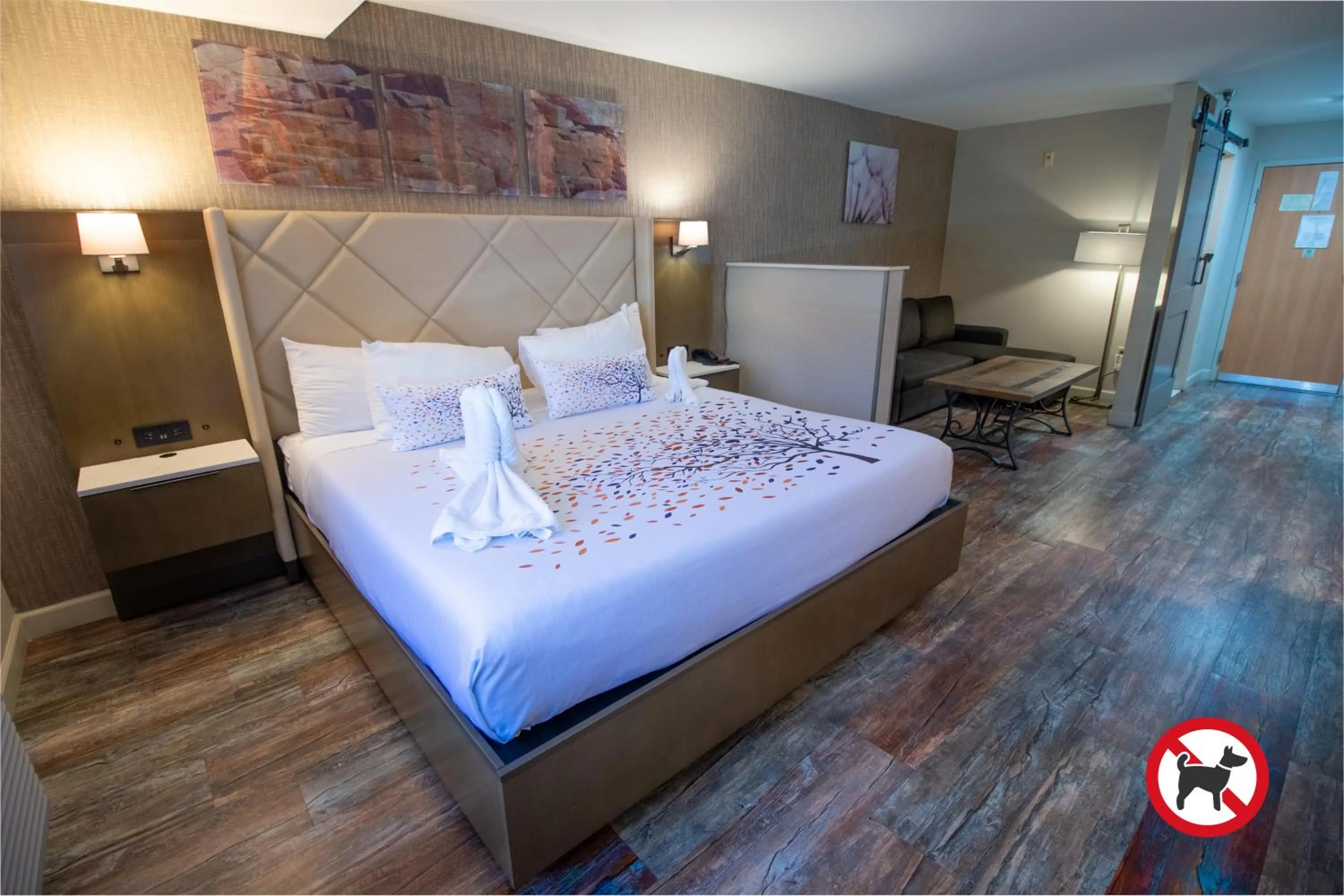 Bedroom, Bed in Empeiria High Sierra Hotel