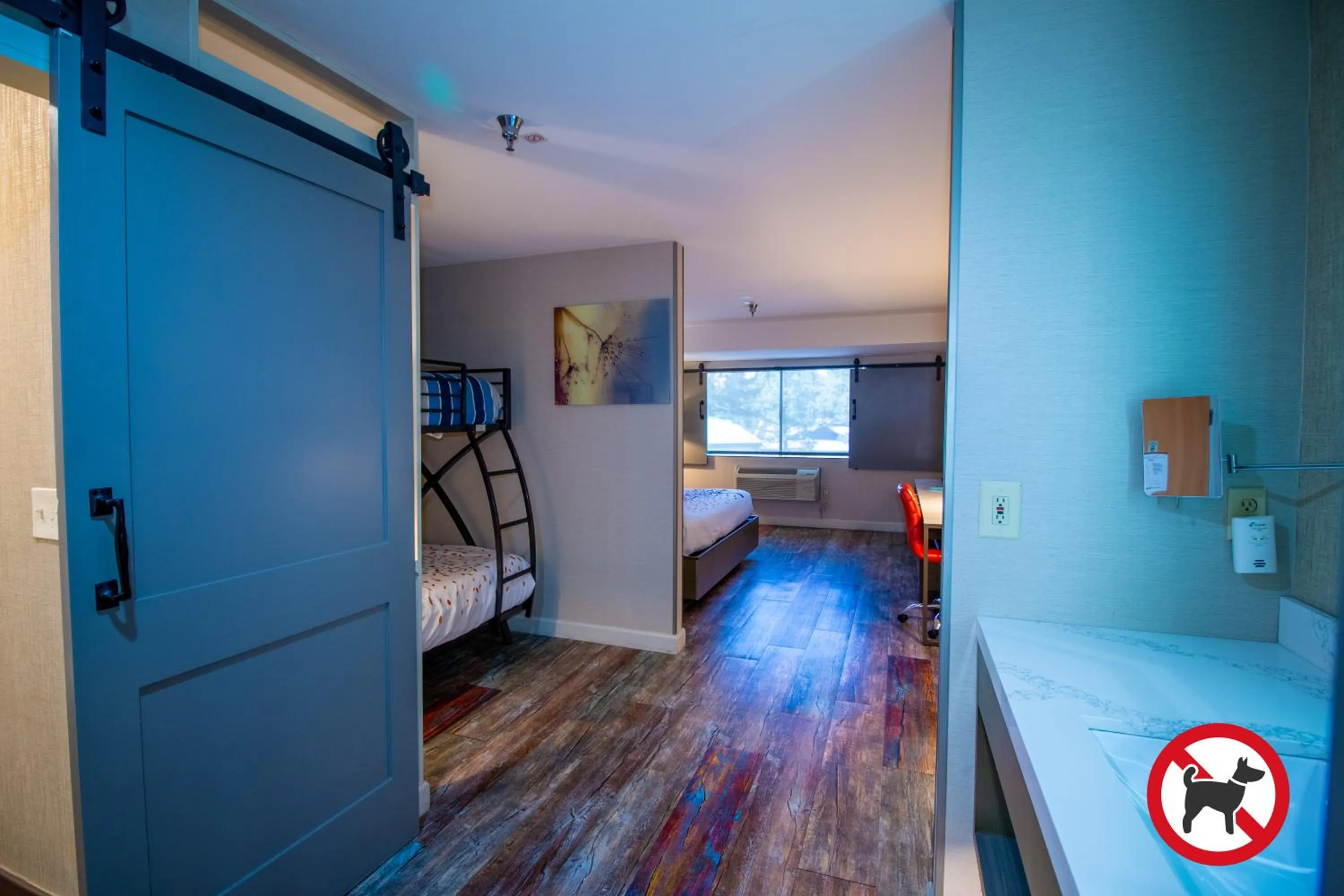 Photo of the whole room, Bed in Empeiria High Sierra Hotel