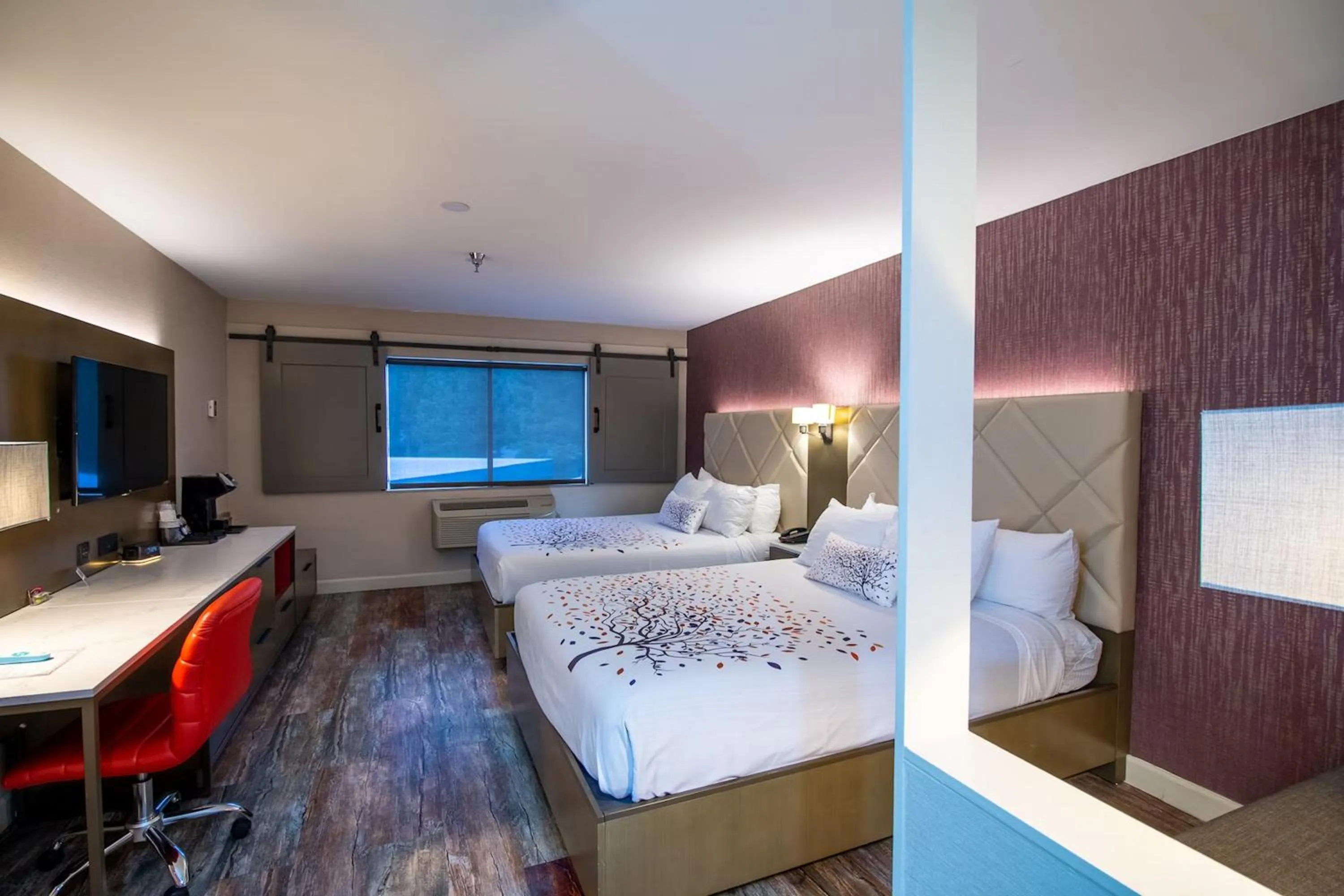 Bedroom, Bed in Empeiria High Sierra Hotel