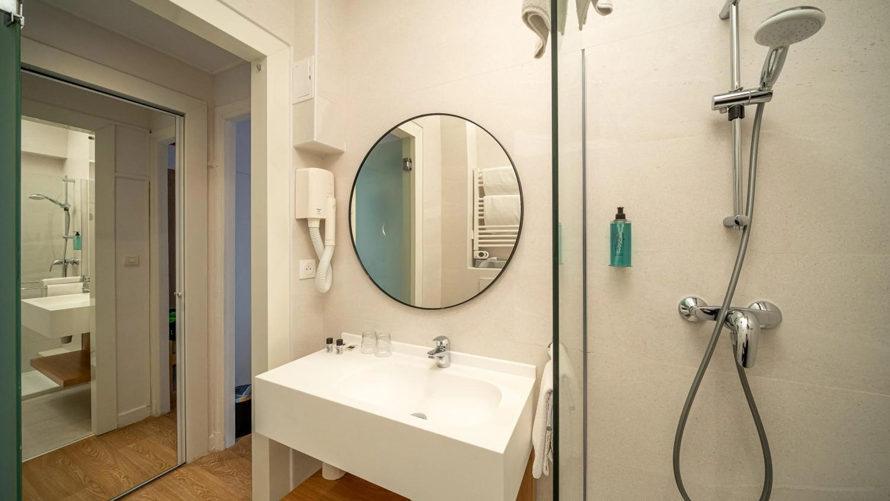 Bathroom in Hotel Boréal Nice