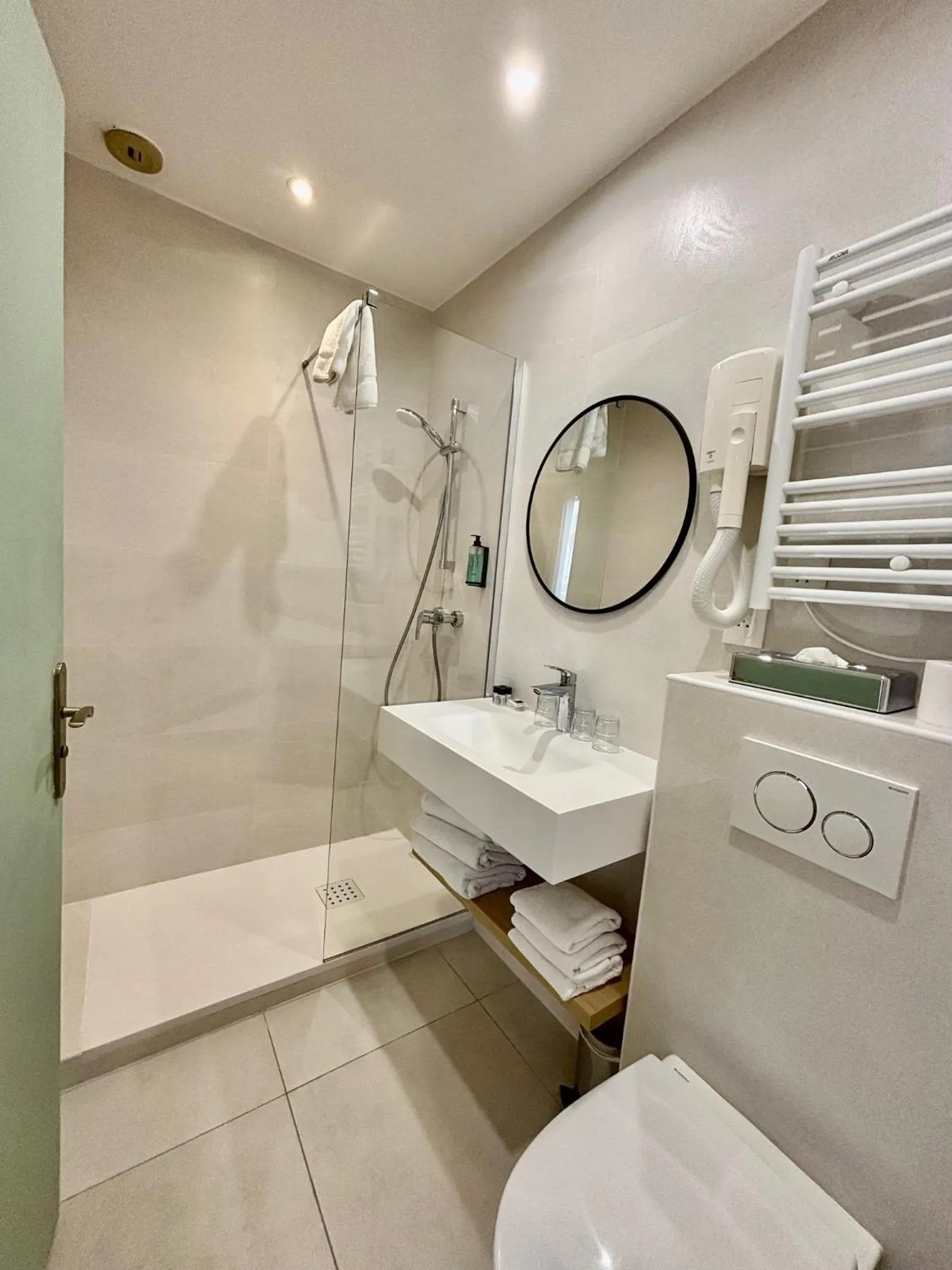 Shower in Hotel Boréal Nice