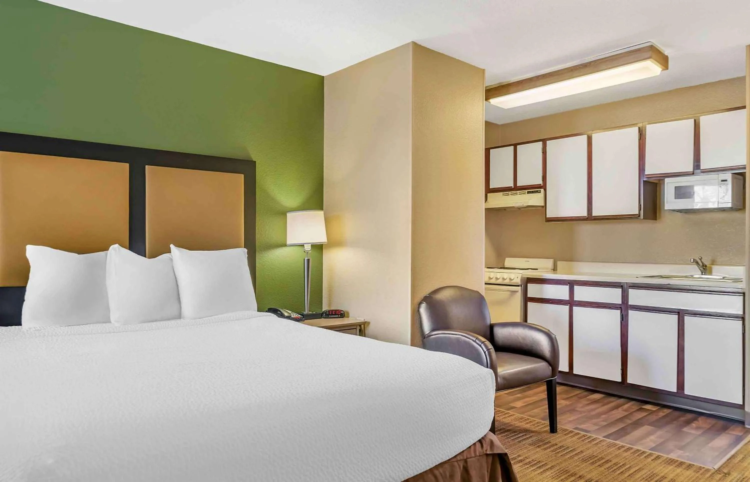 Bedroom, Bed in Extended Stay America Select Suites - Detroit - Ann Arbor - University South