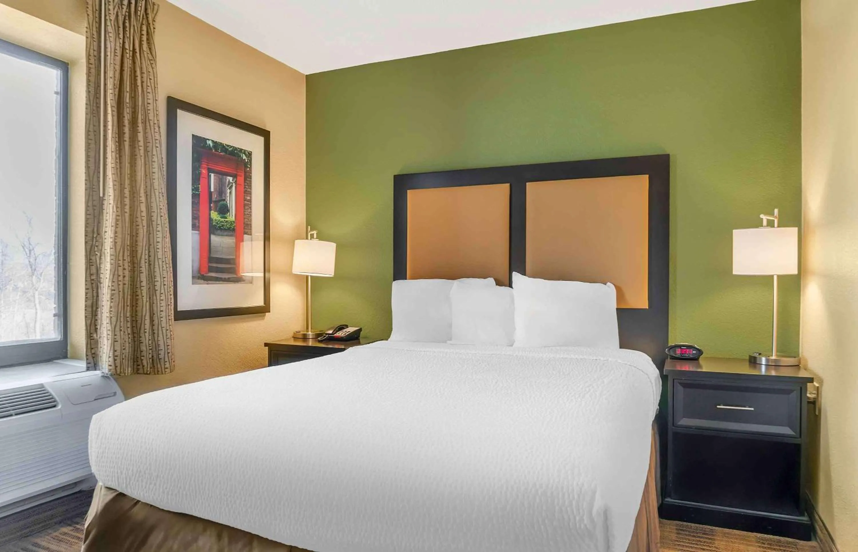 Bedroom, Bed in Extended Stay America Select Suites - Detroit - Ann Arbor - University South