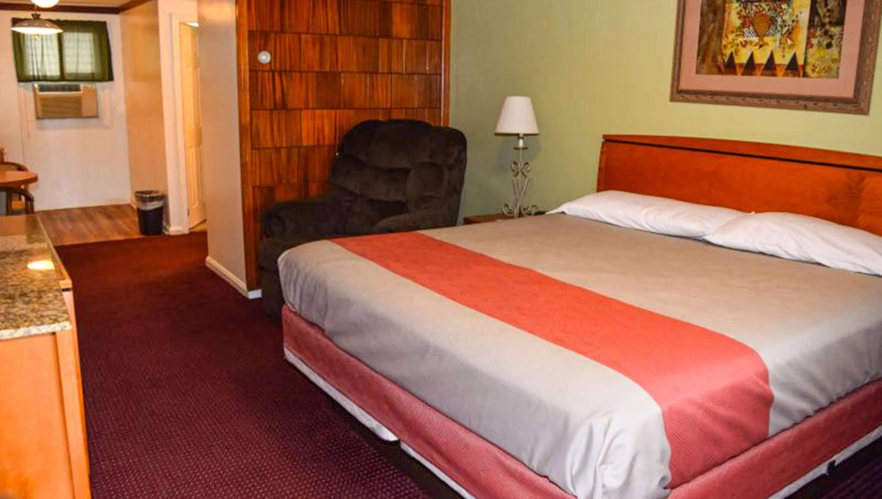 Photo of the whole room, Bed in Relax Inn Bloomsburg
